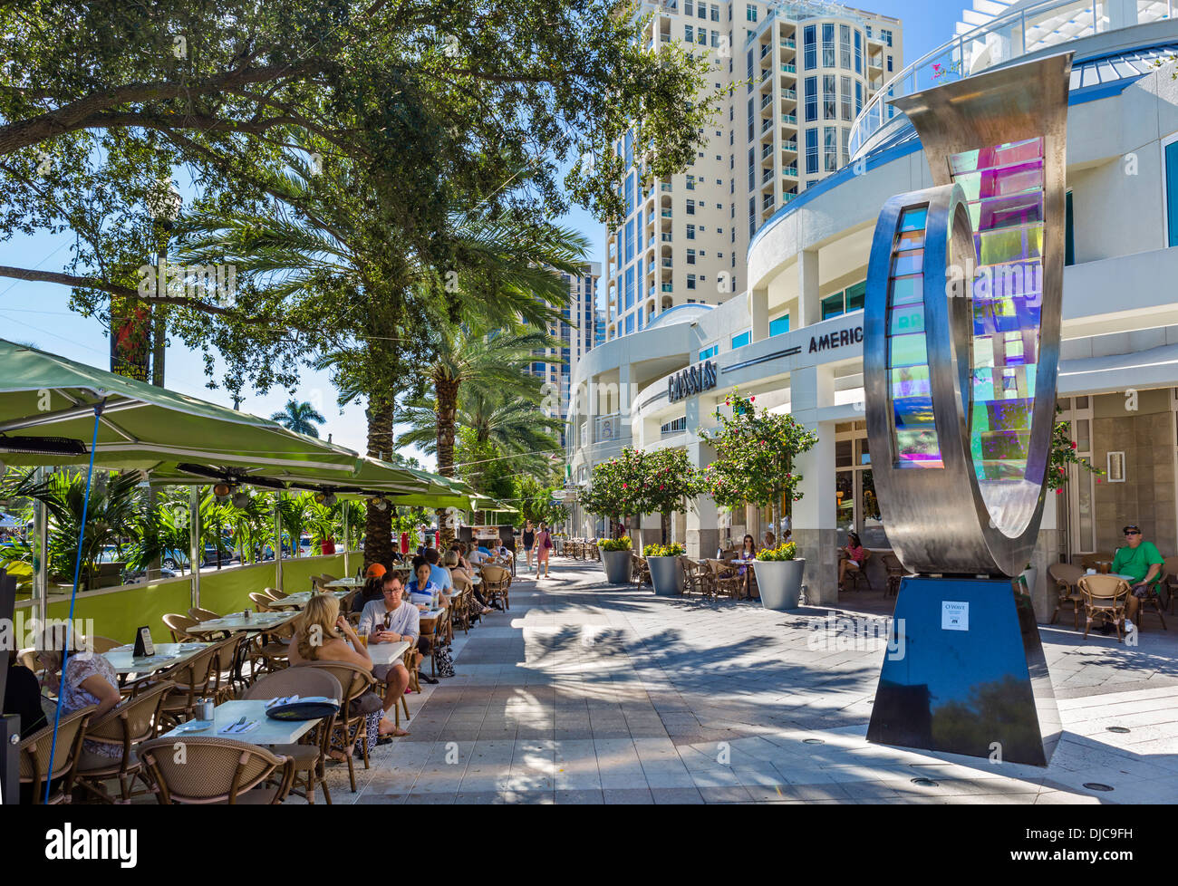 La Brasserie Américaine Cassis au coin de Beach Drive NW et 2e Avenue au centre-ville de St Petersburg, Florida, USA Banque D'Images