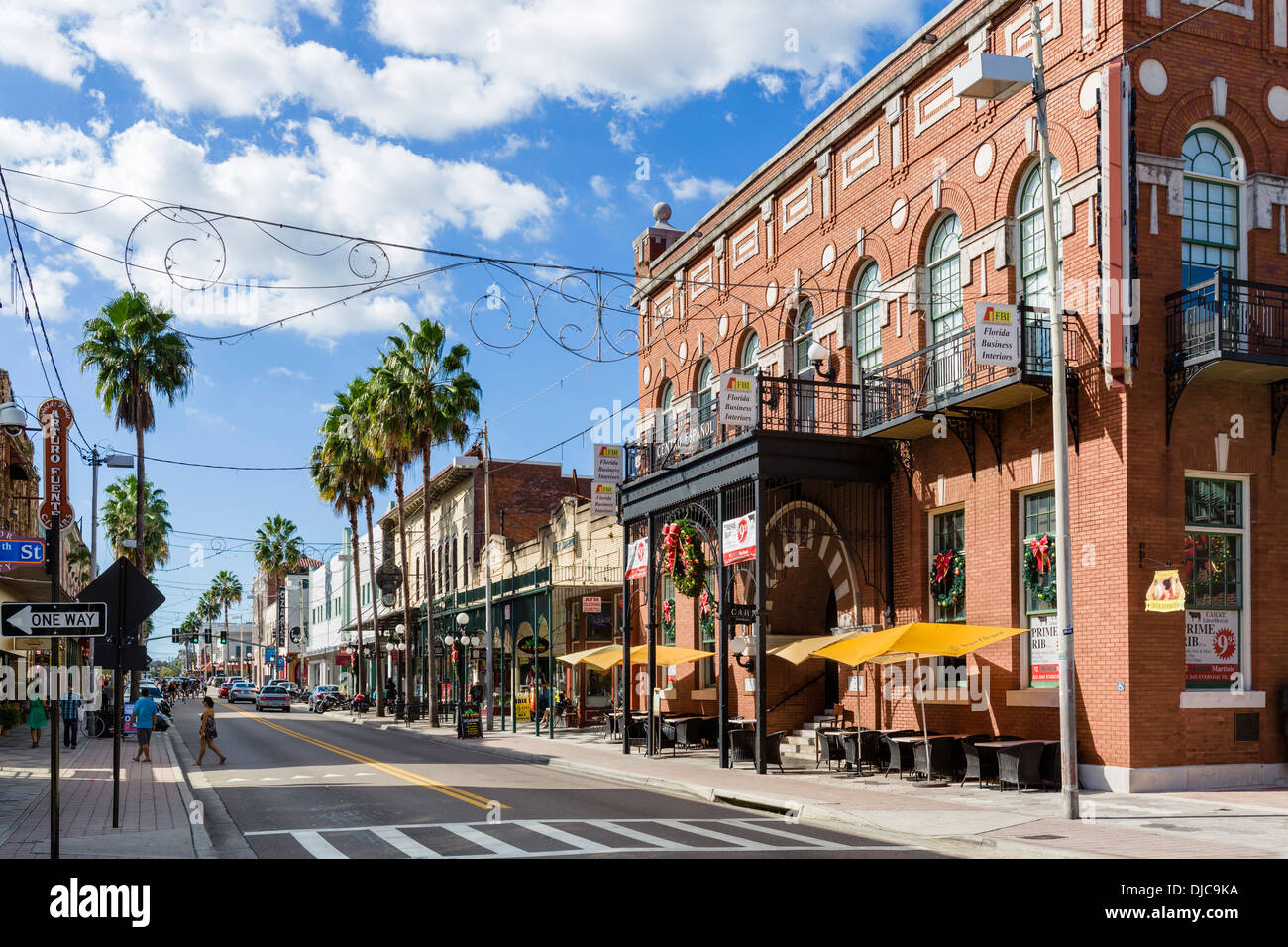 Magasins, bars et restaurants sur la 7ème Avenue dans le quartier historique de Ybor City, avec le Centro Espanol à droite, Tampa, Florida, USA Banque D'Images