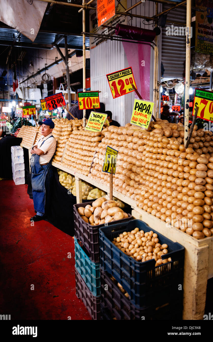 Un vendeur de pommes de terre au Mercado de la Merced, la ville de Mexico. Banque D'Images