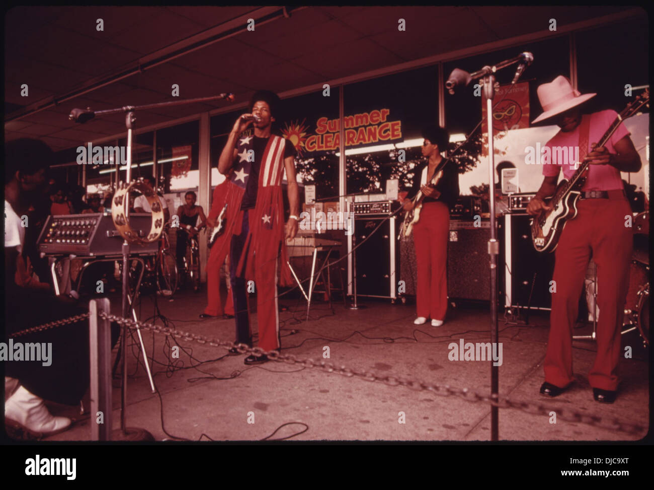 Un groupe noir se produit au Lake Meadows Shopping Center à Chicago. Le groupe, bien que peu connu, partage sa musique avec la communauté locale. La performance met en lumière les contributions culturelles des musiciens afro-américains à la scène musicale urbaine. Banque D'Images