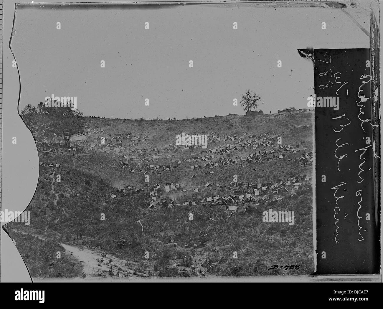 Une photographie d'un camp de prisonniers confédérés à belle Plain, en Virginie, montrant des soldats capturés pendant la guerre de Sécession. Ce camp héberge des prisonniers à la suite d'importantes batailles entre les forces confédérées et de l'Union. Banque D'Images