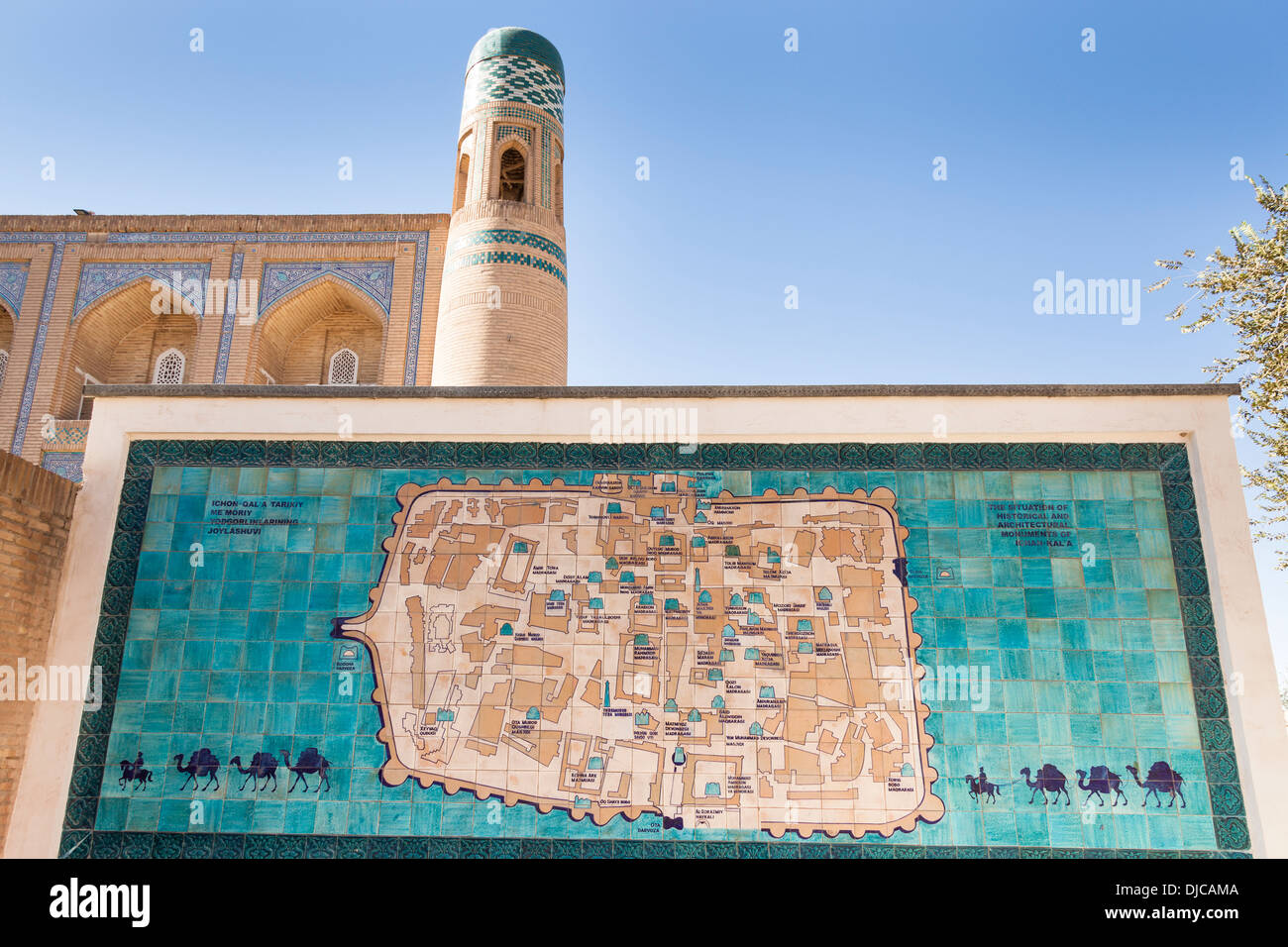 Sol carrelé site de Khiva, Orient Star Hotel, anciennement Mohammed Amin Khan Madrasah, derrière, l'Ichan Kala, Khiva, Ouzbékistan Banque D'Images