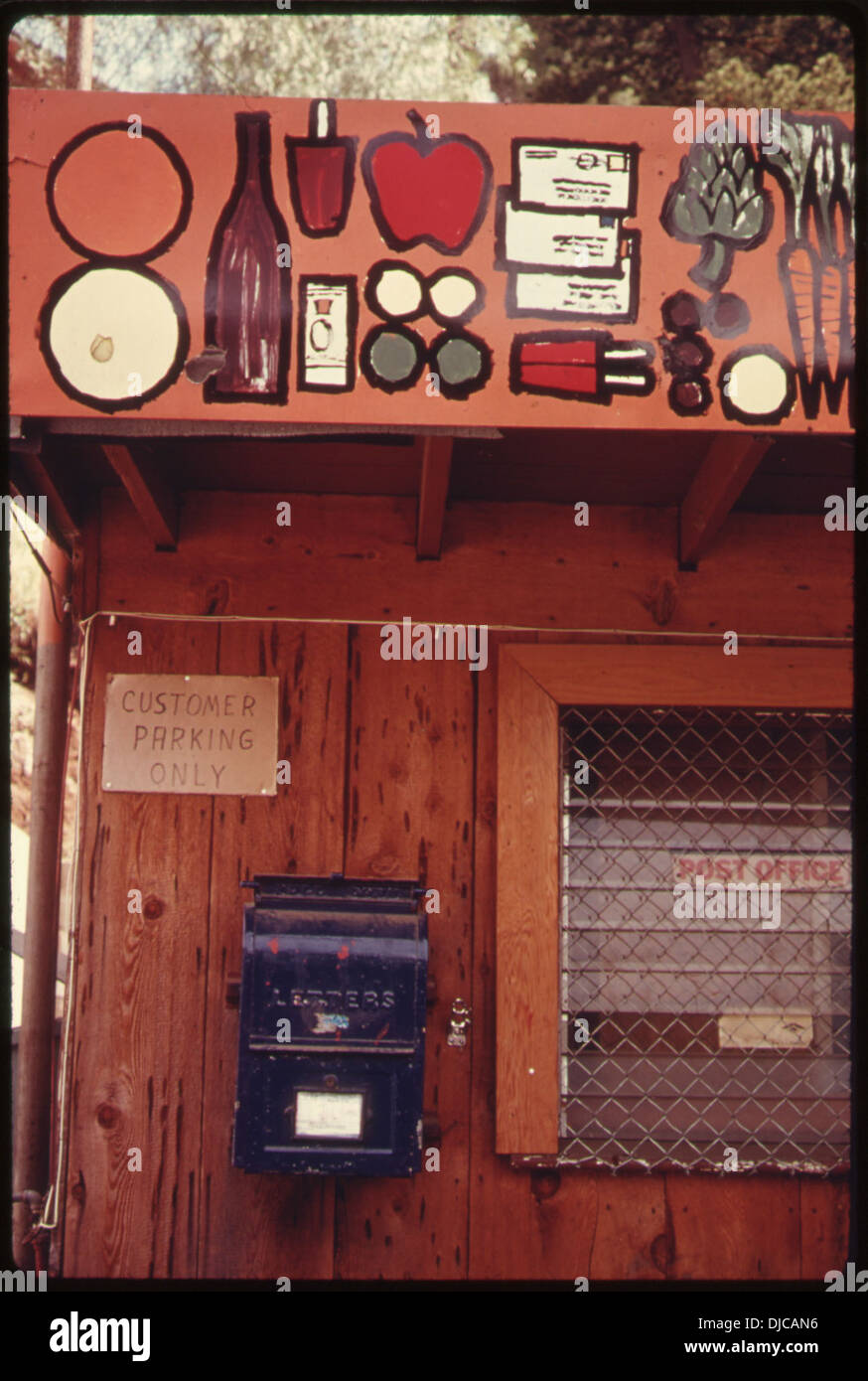 Un magasin de campagne à Malibu Lake, situé dans les montagnes Santa Monica, avec une façade peinte annonçant divers articles à vendre, représentant la vie commerciale rurale de la région. Banque D'Images