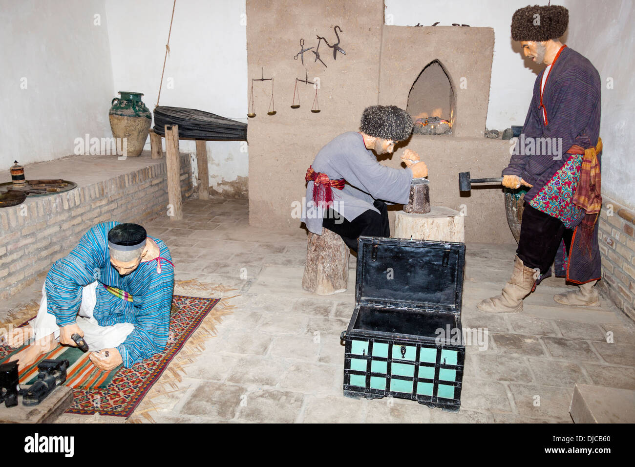 Des mannequins hommes travaillant dans la monnaie à Kunya Ark, également connu sous le nom de Kohna Arche, Ichan Kala, Khiva, Ouzbékistan Banque D'Images