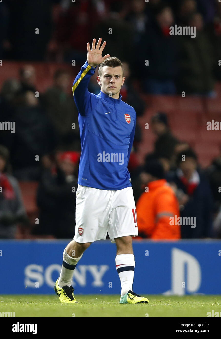 Londres, Royaume-Uni. 26 nov., 2013. ( Jack Wilshere d'Arsenal accueille les spectateurs après l'UEFA Champions League Groupe F match entre Arsenal et Marseille à l'Emirates Stadium à Londres, Angleterre le 26 novembre 2013. Remporté 2-0 Arsenal Crédit : Xinhua/Alamy Live News Banque D'Images