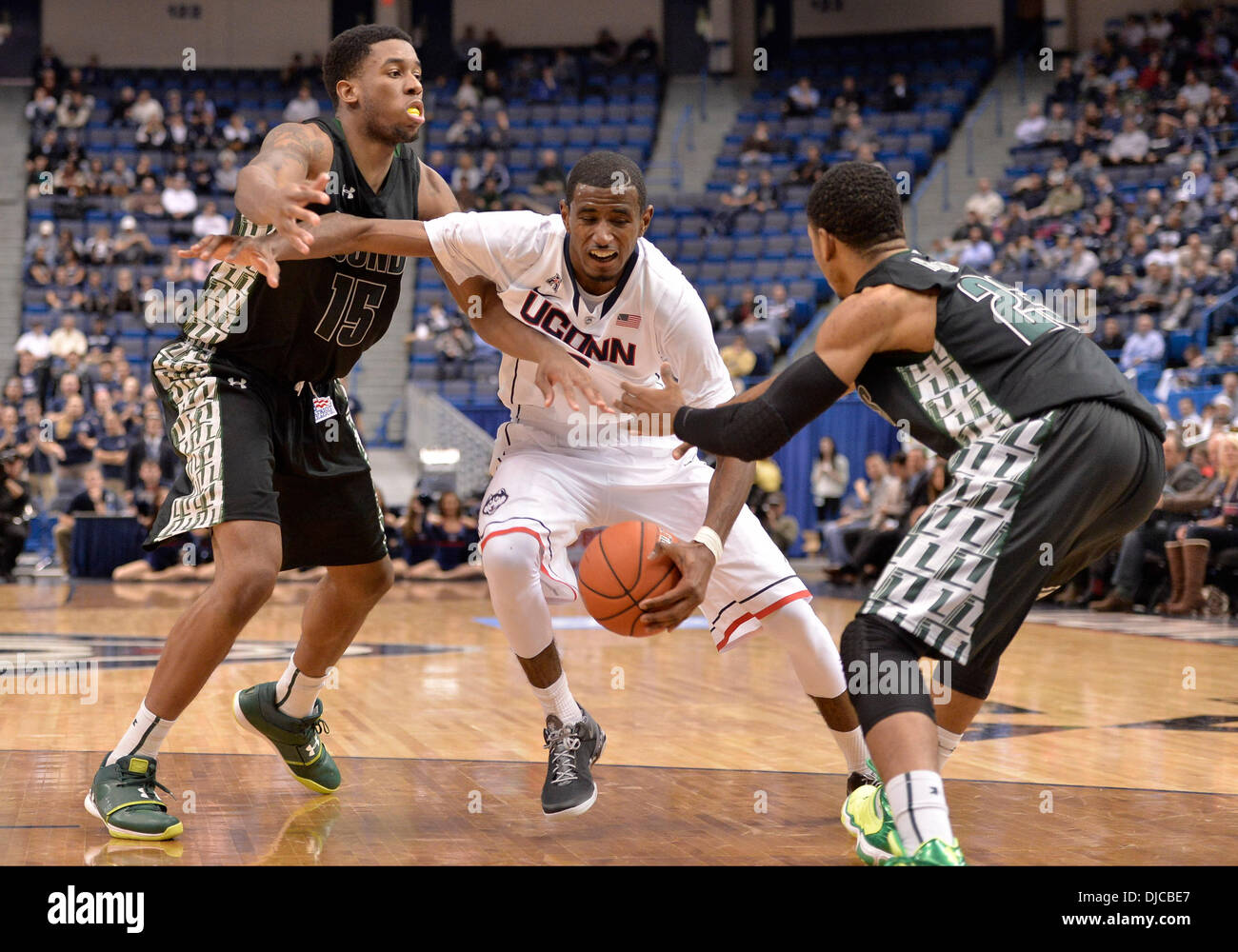 Hartford, CT, USA. 26 nov., 2013. Le mardi 26 novembre 2013 : Connecticut Huskies avant de DeAndre Daniels (2) disques durs pour le panier dans entre Loyola (MD) lévriers en avant la Jordanie Latham (15) andLoyola (MD) Lévriers guard Tyler Hubbard (23) lors de la 2e moitié du jeu de basket-ball de NCAA entre Loyola (MD) et du Connecticut au XL Center à Hartford, CT. UConn est allé à battre une équipe de Loyola tenaces 76-66. Bill Shettle / Cal Sport Media. Credit : csm/Alamy Live News Banque D'Images