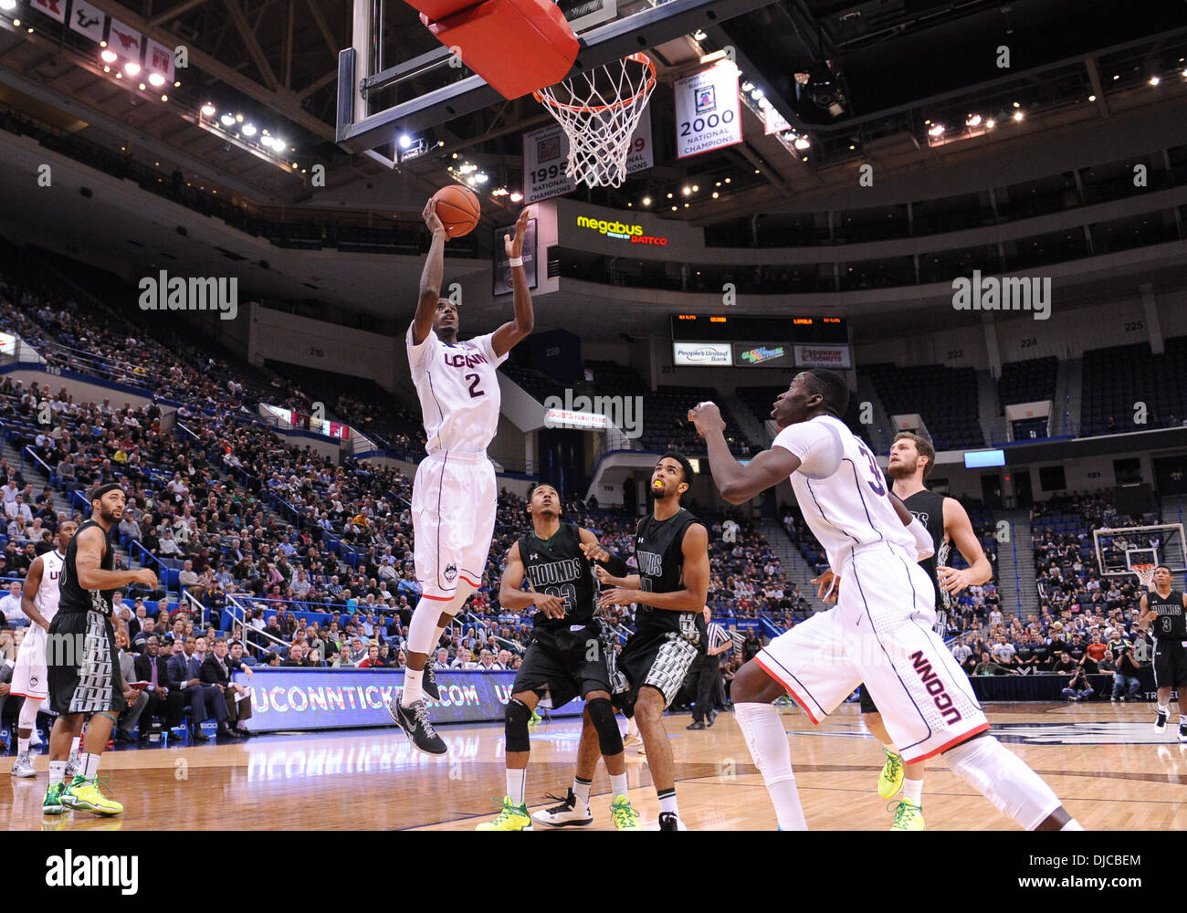 Hartford, CT, USA. 26 nov., 2013. Le mardi 26 novembre 2013 : Connecticut Huskies avant de DeAndre Daniels (2) disques durs pour le panier passé Loyola (MD) Lévriers guard Jarred Jones (21) et Loyola (MD) Lévriers guard Tyler Hubbard (23) avec le Connecticut Huskies Amida Brimah centre (35) à la recherche sur pendant la 2ème moitié du jeu de basket-ball de NCAA entre Loyola (MD) et du Connecticut au XL Center à Hartford, CT. UConn est allé à battre une équipe de Loyola tenaces 76-66. Bill Shettle / Cal Sport Media. Credit : csm/Alamy Live News Banque D'Images