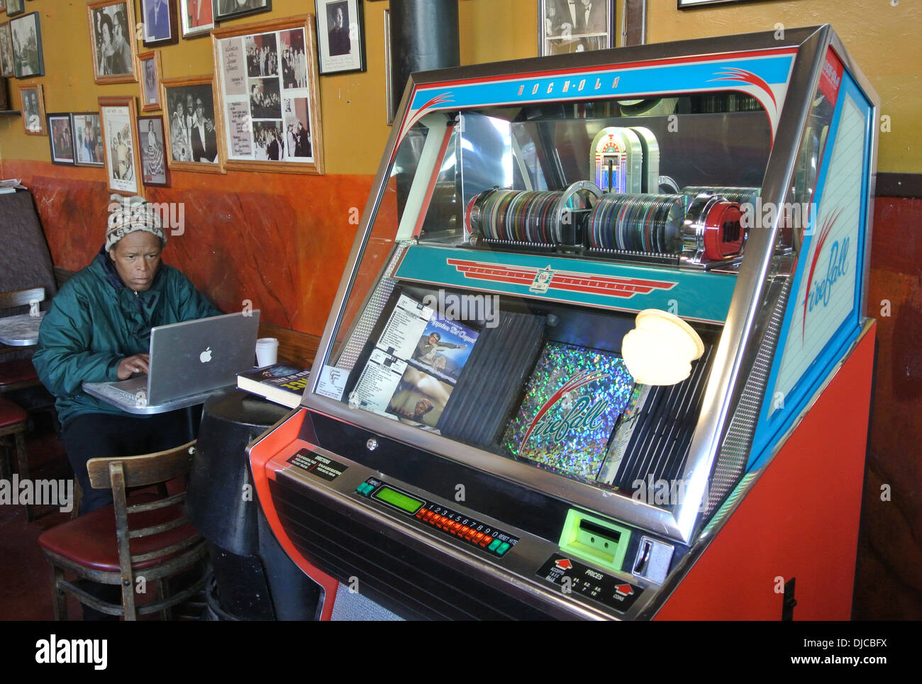 Sur l'homme derrière l'ordinateur portable dans juke box Café Trieste Banque D'Images