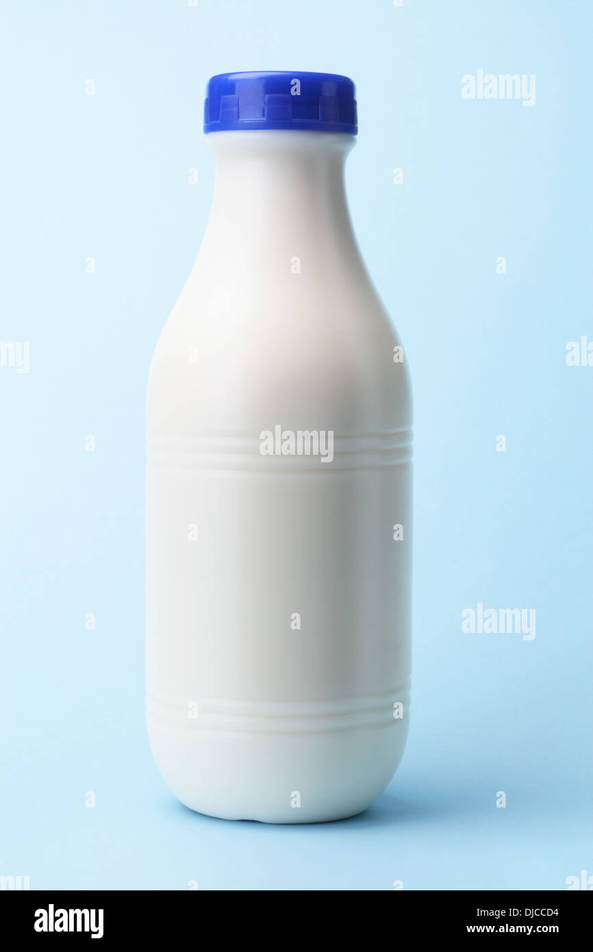 Bouteille de lait en plastique sur fond bleu Banque D'Images