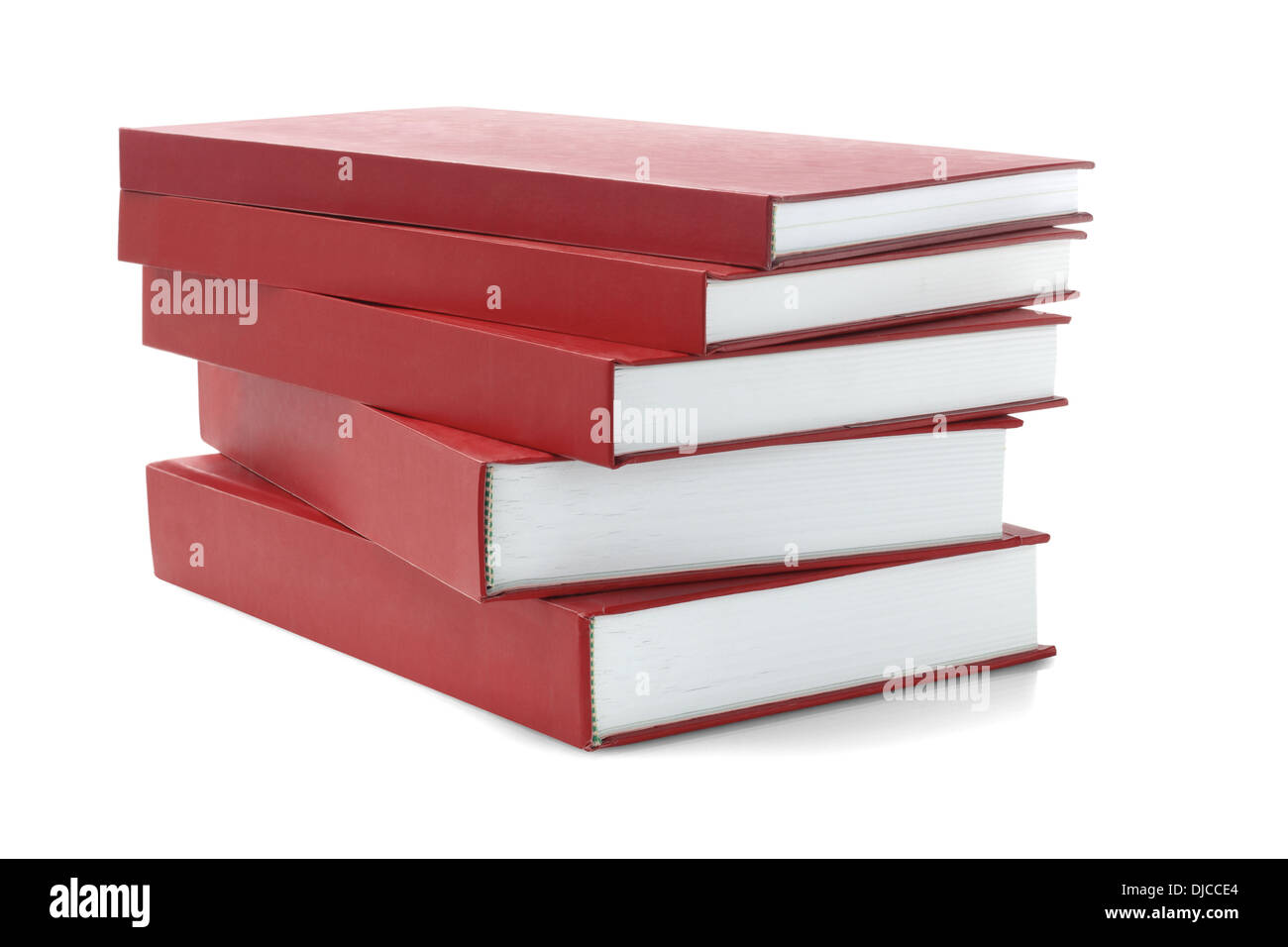 Pile de livres à couverture rigide rouge sur fond blanc Banque D'Images
