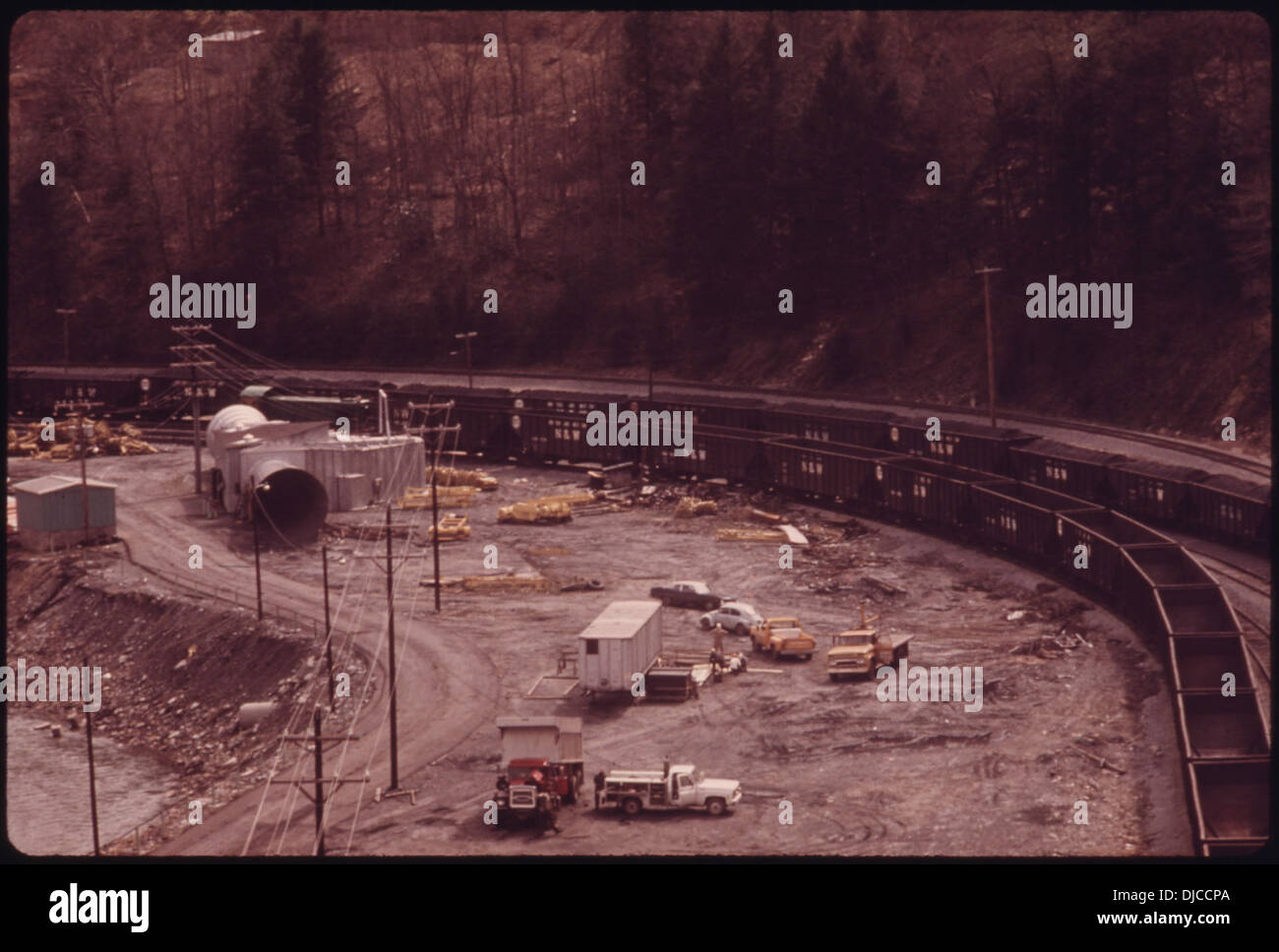 Les voies ferrées près de la mine de charbon Virginia-Pocahontas contiennent à la fois des wagons de charbon vides en attente d'être remplis et des wagons chargés prêts pour le transport. Ce système soutient le processus de production et de transport du charbon dans la région. Banque D'Images