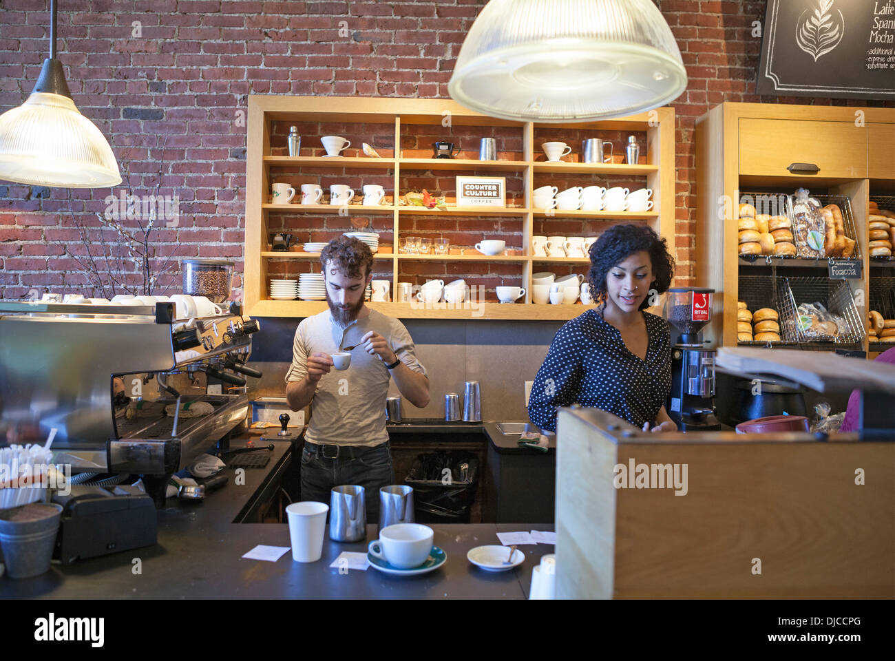 Baristas assurez-vous que le café a bon goût dans un café à Boston. Banque D'Images