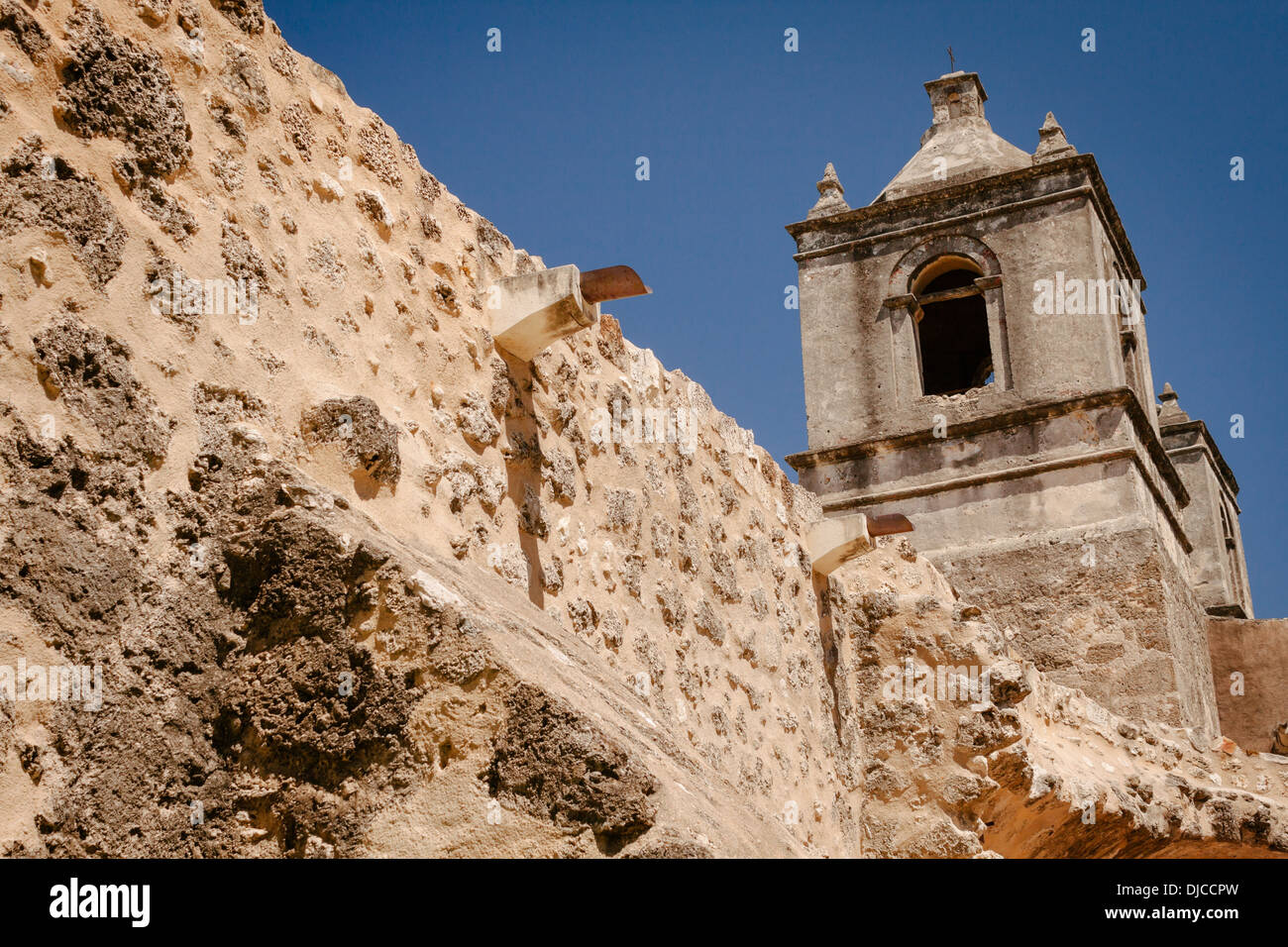 Le clocher de Mission Concepcion debout derrière l'un des composés des murailles fortifiées. Banque D'Images