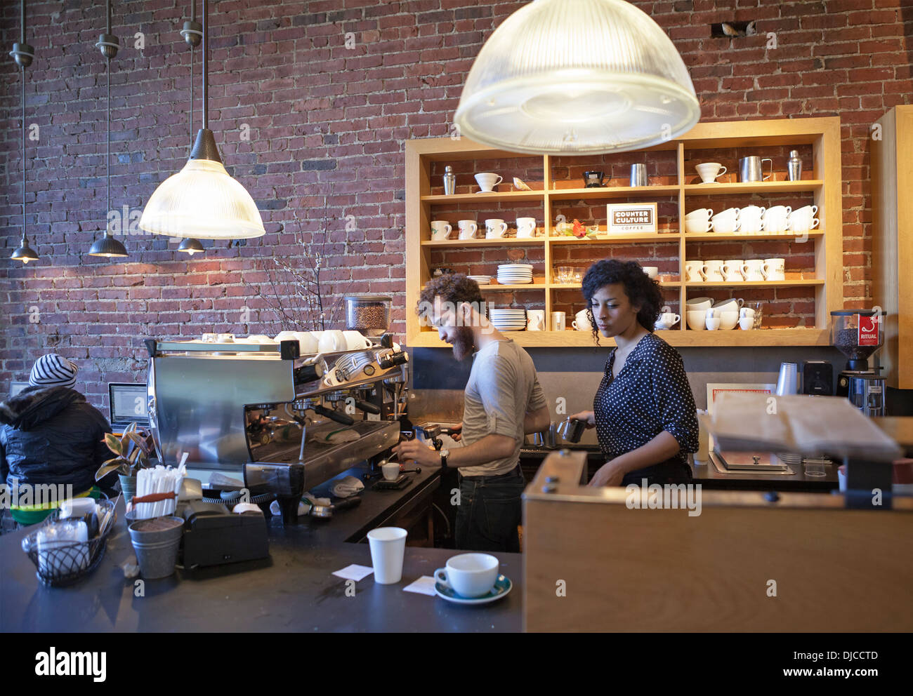 Baristas assurez-vous que le café a bon goût dans un café à Boston. Banque D'Images