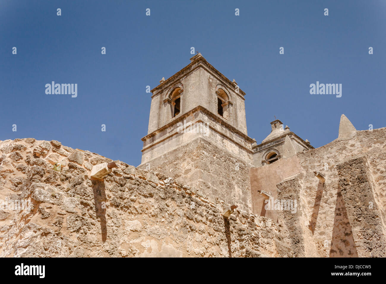 Le clocher de Mission Concepcion debout derrière l'un des composés des murailles fortifiées. Banque D'Images