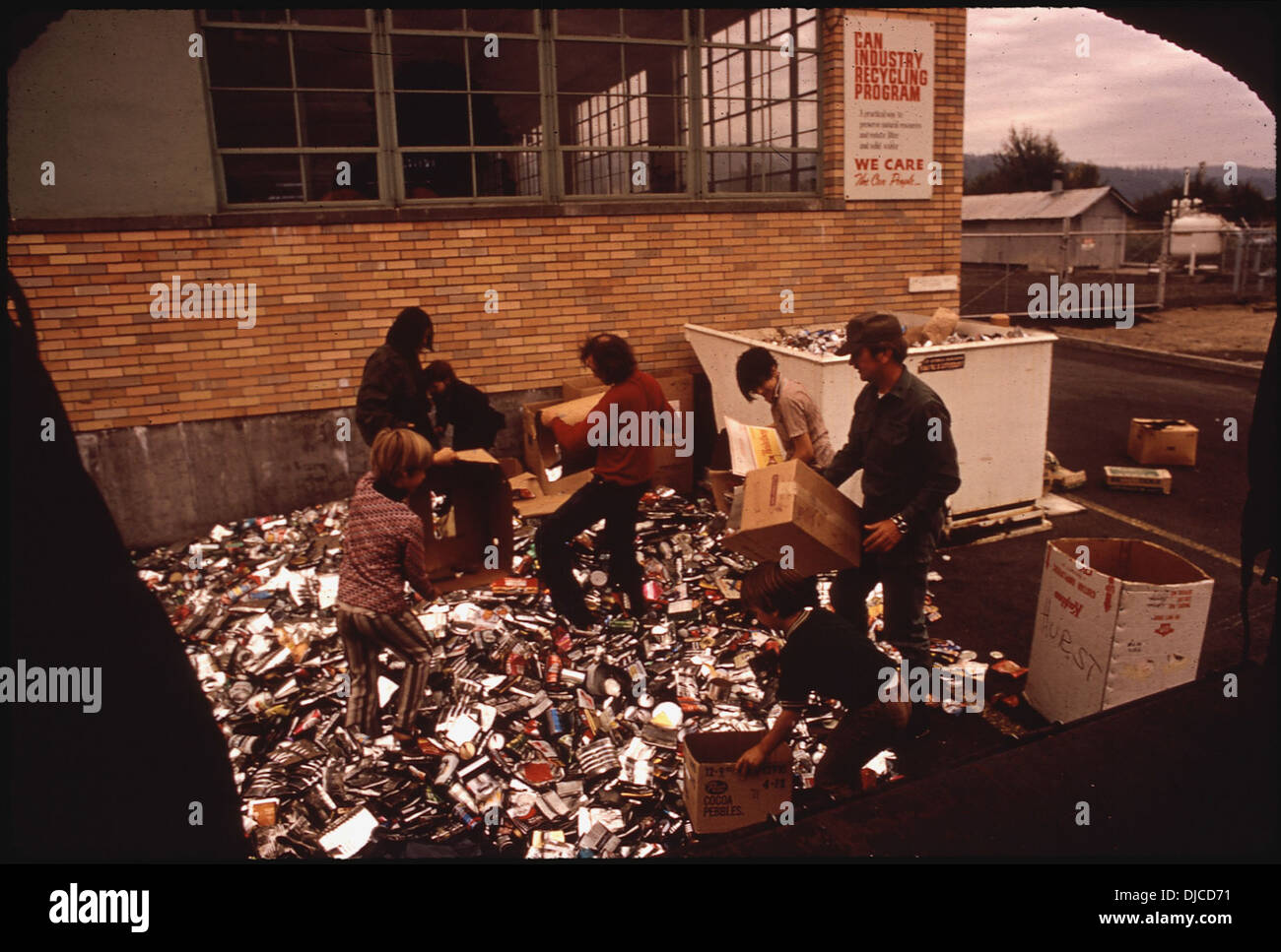 L'ÉCOLE ÉLÉMENTAIRE d'ALAMEDA RECUEILLIS 8 000 LIVRES DE BOÎTES EN FER POUR OBTENIR DE L'ARGENT POUR ENVOYER 8E ANNÉE À WASHINGTON, D.C. 136 Banque D'Images