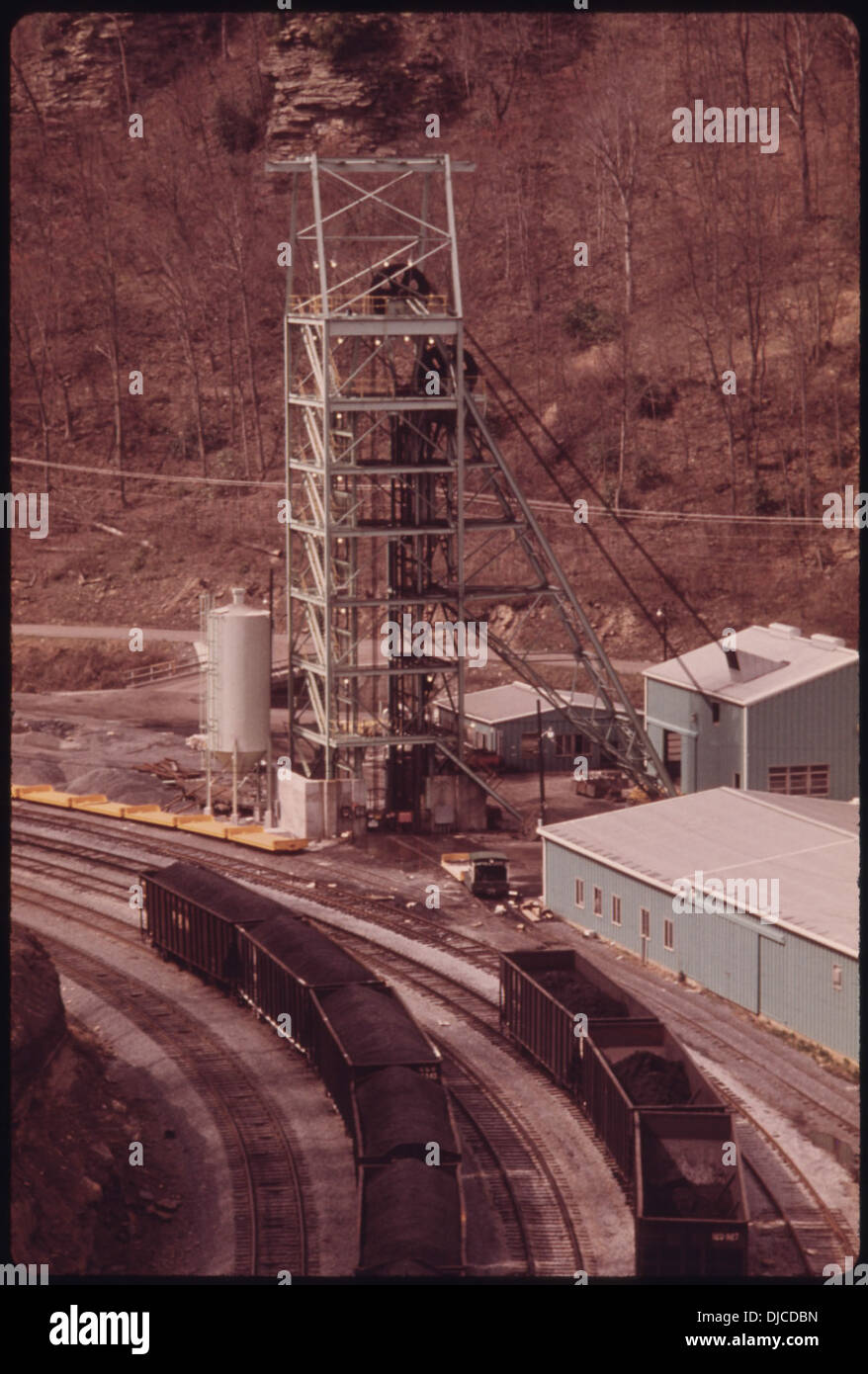 L'ascenseur menant au puits principal de la mine 5E4 de la Virginia-Pocahontas Coal Company près de Richlands est utilisé pour transporter des hommes et du matériel vers et depuis les exploitations souterraines de la mine. Ce système est crucial pour le fonctionnement quotidien de la mine. Banque D'Images