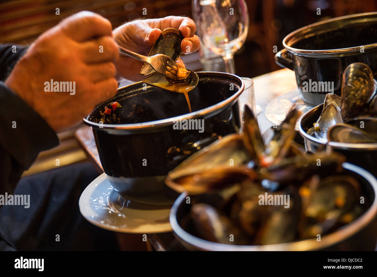 Mécène bénéficie d'une moule plat à un restaurant de tapas, Barcelone, Espagne Banque D'Images