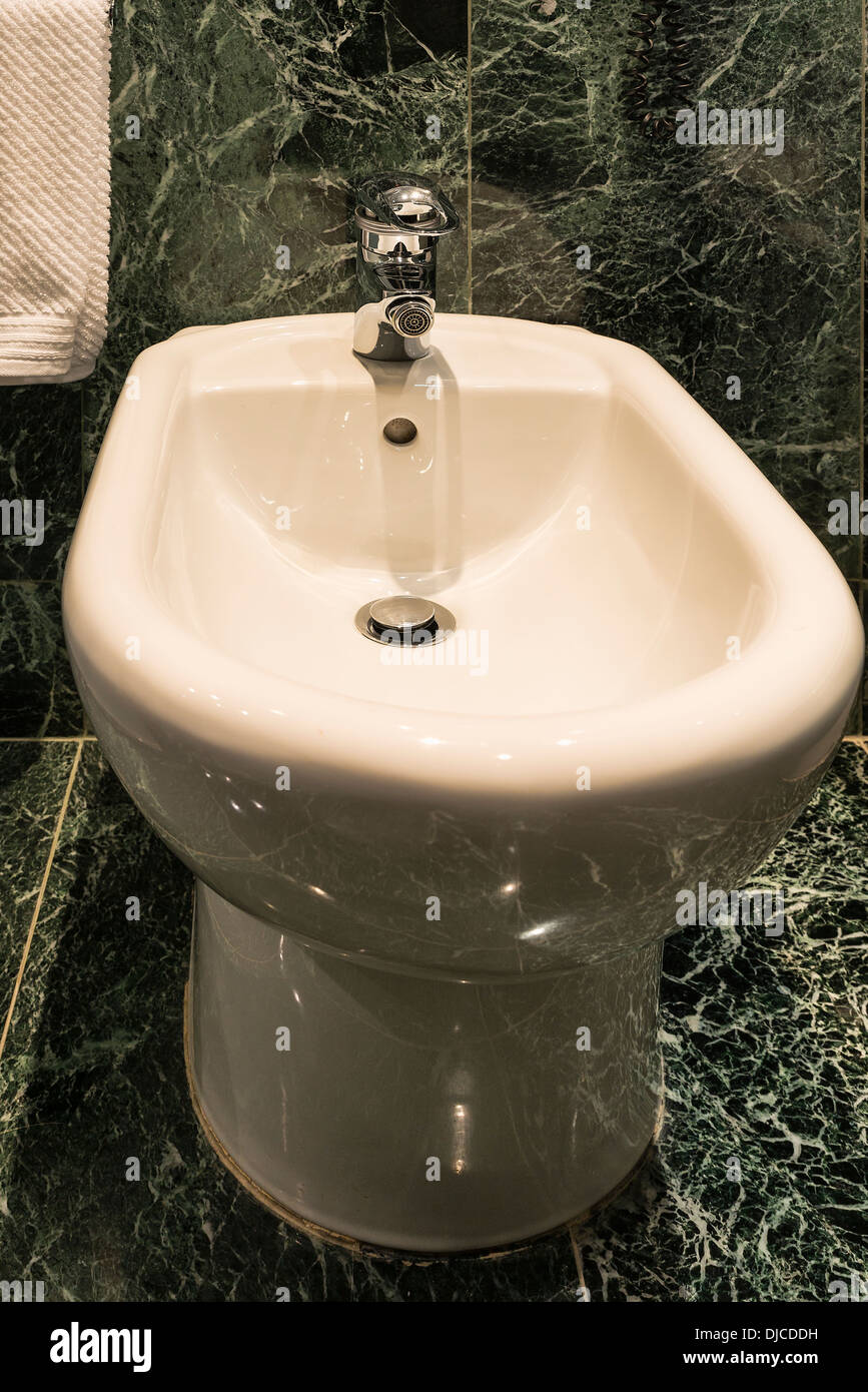 Bidet dans la salle de bains moderne d'un hôtel. Banque D'Images