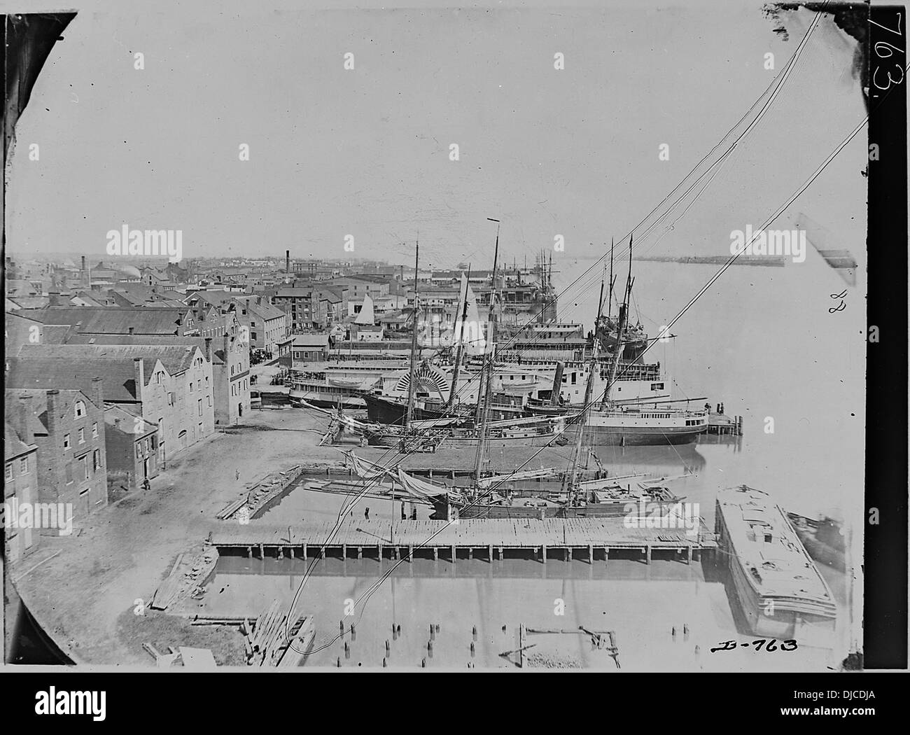 Une photographie représentant les quais et les activités de transport maritime, capturant le front de mer animé où les marchandises sont chargées et déchargées, représentant la nature dynamique des opérations du commerce et de l'industrie du transport maritime. Banque D'Images