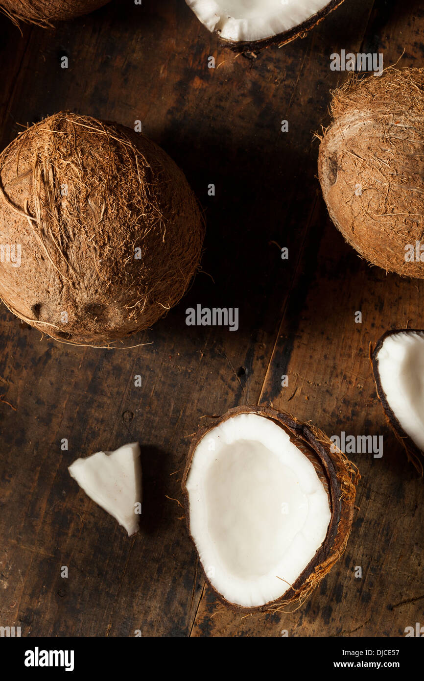 Produits frais bio de Coco marron à chair blanche Banque D'Images