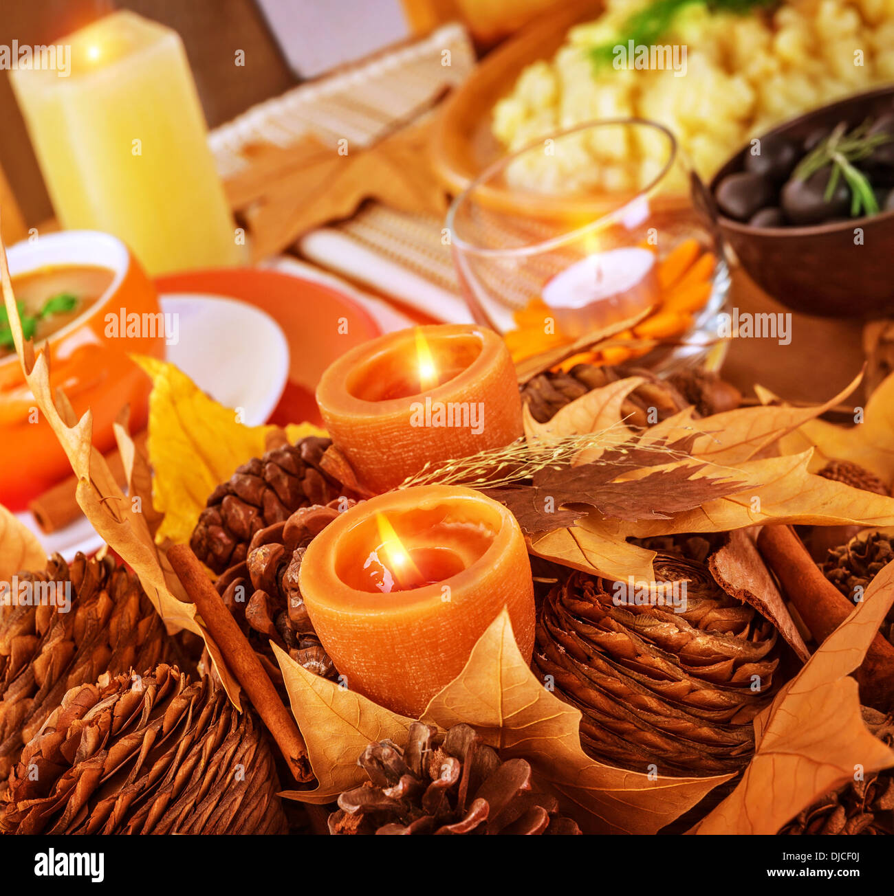 Photo Gros plan sur la belle vie encore d'automne pour l'action de grâce, le cône de pin et des feuilles sèches décoration pour dîner de fête Banque D'Images