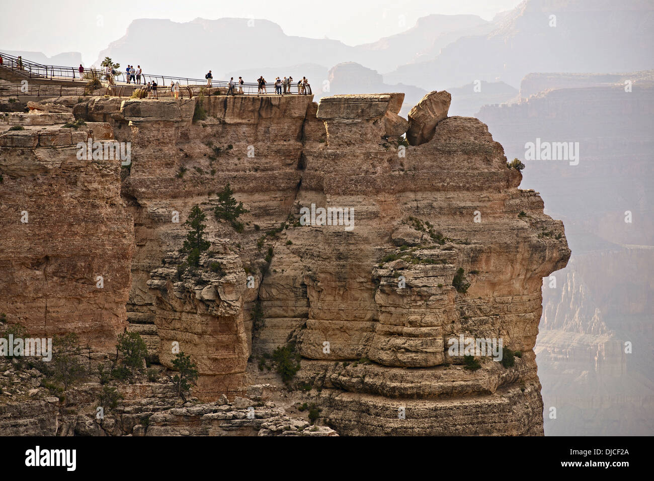 Les touristes visitant Grand Canyon dans l'heure d'été. L'un des points de vue du Grand Canyon. Banque D'Images