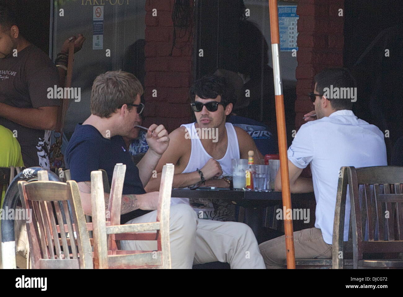 Joe Jonas porte un débardeur tandis que dehors pour le petit-déjeuner à West Hollywood Los Angeles, Californie - 22.08.12 Banque D'Images