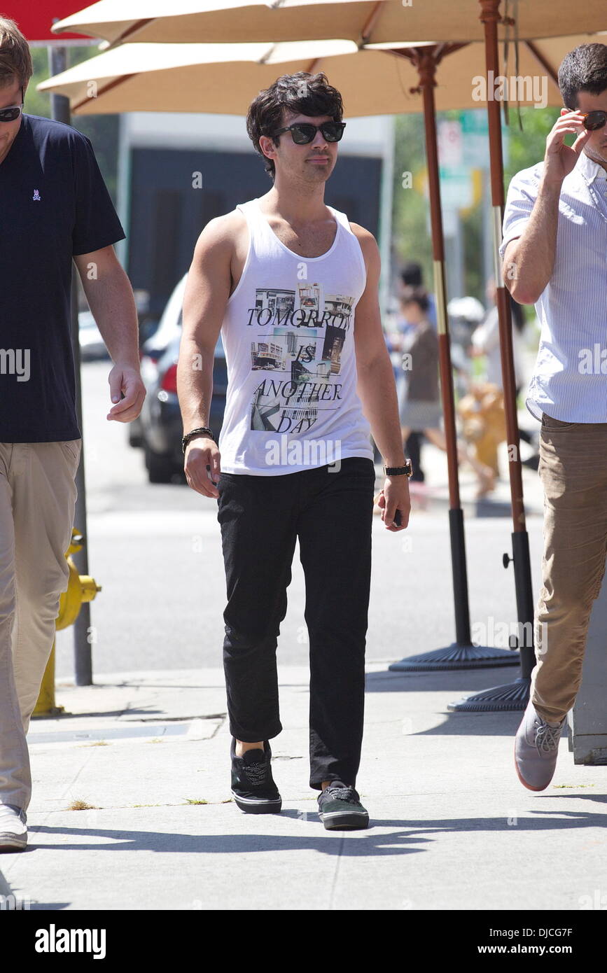 Joe Jonas porte un débardeur tandis que dehors pour le petit-déjeuner à West Hollywood Los Angeles, Californie - 22.08.12 Banque D'Images