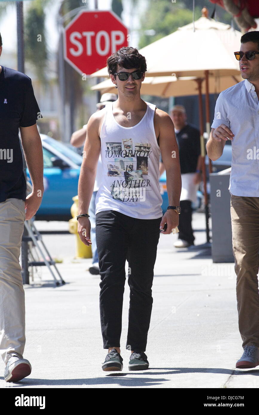 Joe Jonas porte un débardeur tandis que dehors pour le petit-déjeuner à West Hollywood Los Angeles, Californie - 22.08.12 Banque D'Images