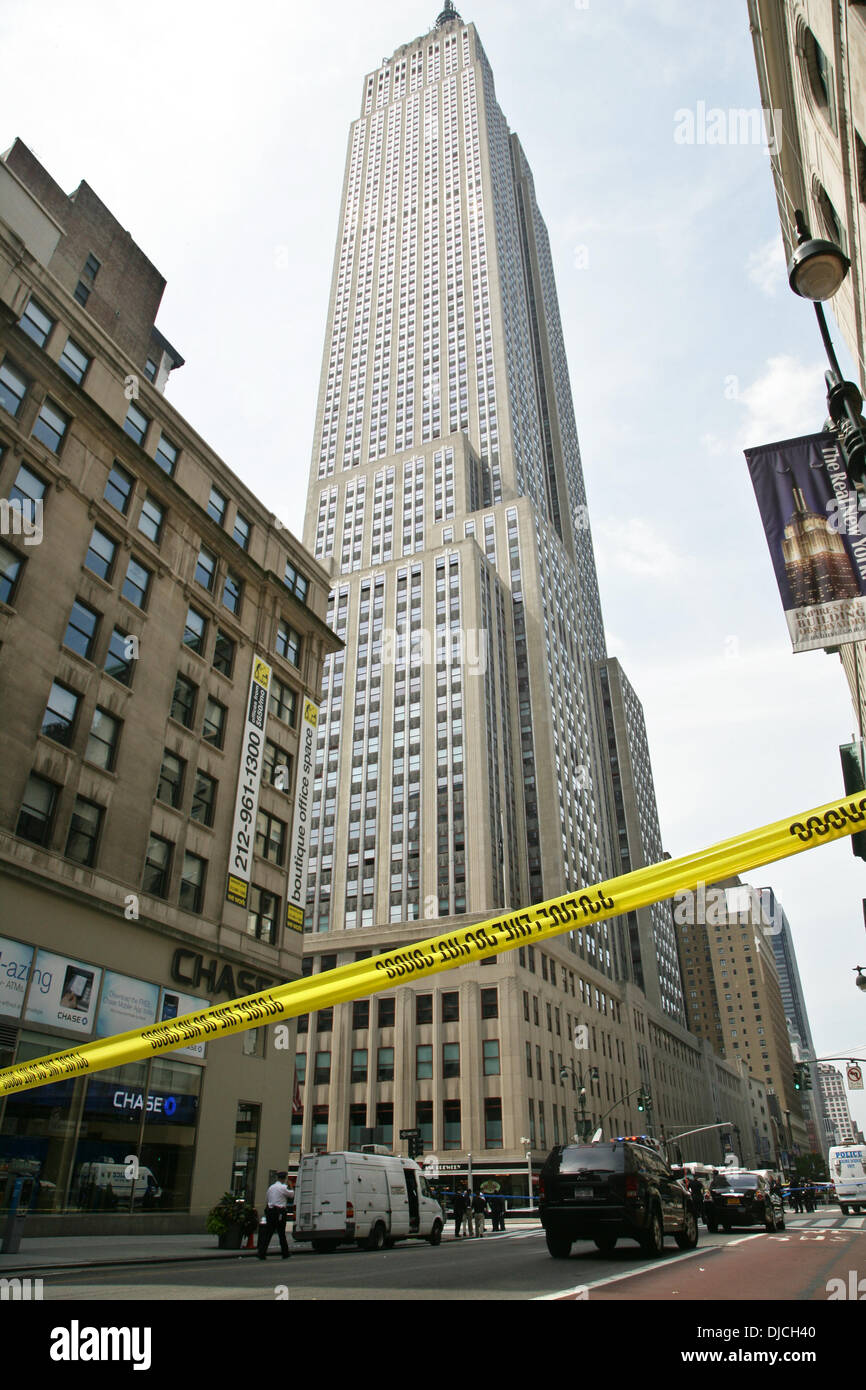 Bande de police l'atmosphère sur les lieux d'une fusillade près de l'Empire State Building. La ville de New York, USA - 24.08.12 La police a déclaré 58 ans, Jeffrey Johnson tiré et tué un ancien collègue de travail 41 ans de Hazan importations pendant une altercation à 10 Ouest 33e S Banque D'Images