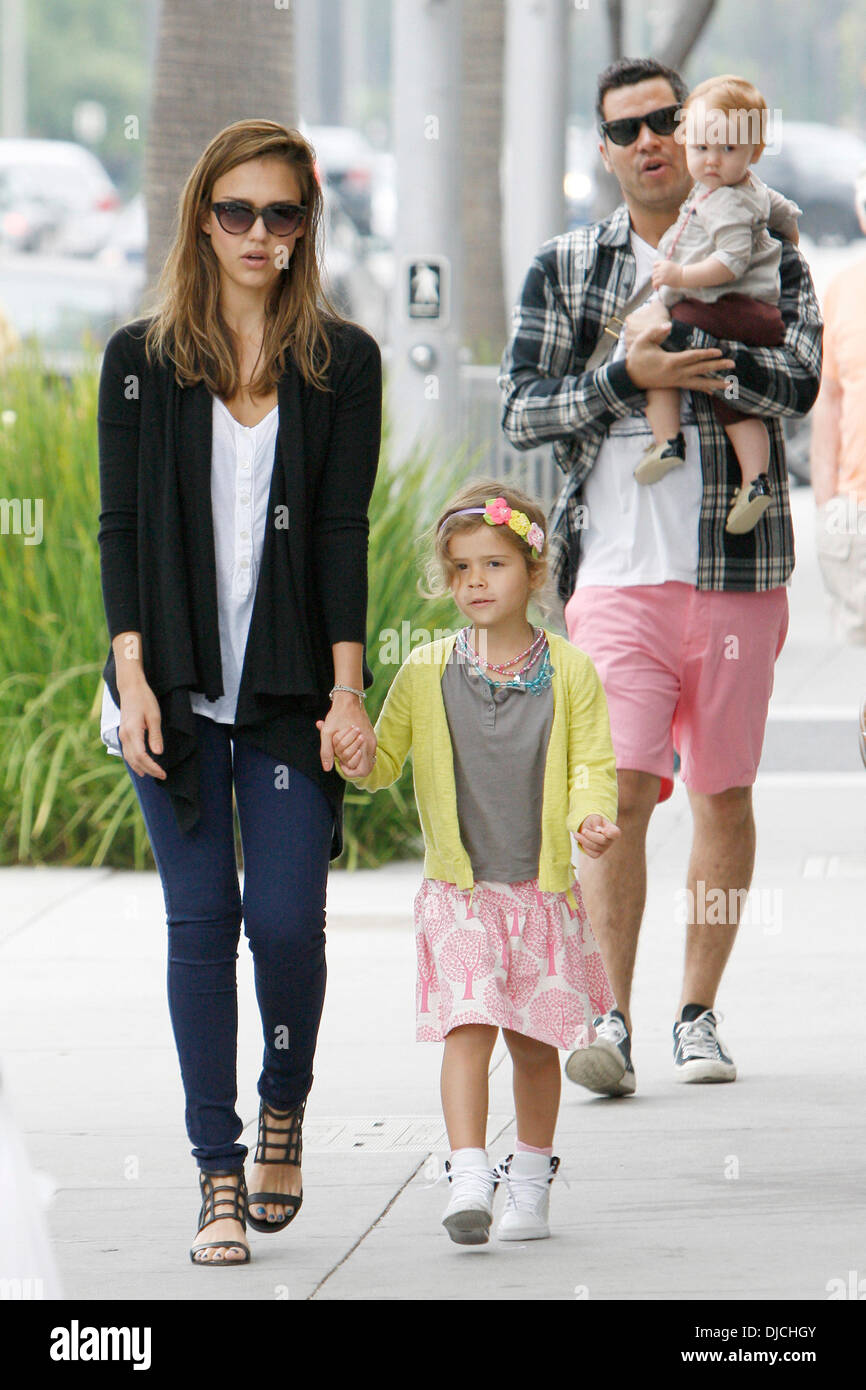 Jessica Alba, Cash Warren, Honor Marie Warren, et Haven Garner Warren de déjeuner à Beverly Hills, Los Angeles, Californie - 25.08.12 Banque D'Images