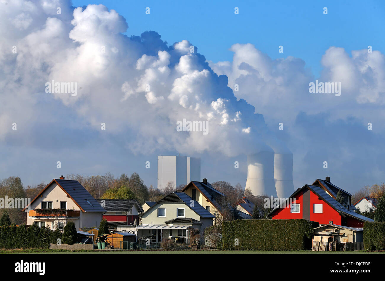 Leipzig, Allemagne. 26 nov., 2013. Les tours de refroidissement de la centrale électrique de Lippendorf derrière le voisinage Roetha près de Leipzig, Allemagne, 26 novembre 2013. Lippendorf Power Plant a une capacité de 1900 mégawatts et a ouvert en 2000. Photo : JAN WOITAS/dpa/Alamy Live News Banque D'Images