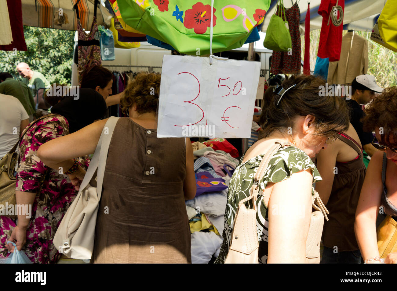 Les femmes au marché de l'Euro shopping Sicile Banque D'Images