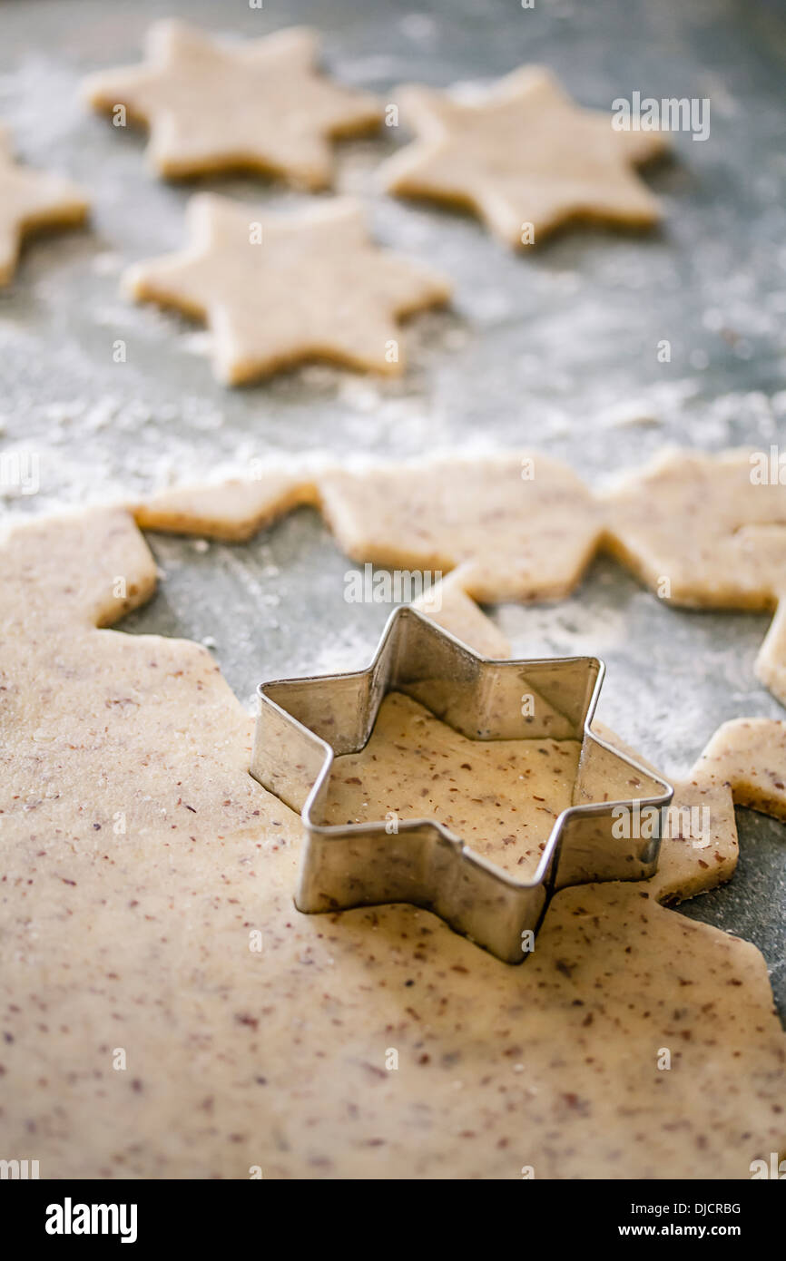 Découper des biscuits de Noël en forme d'étoile Banque D'Images