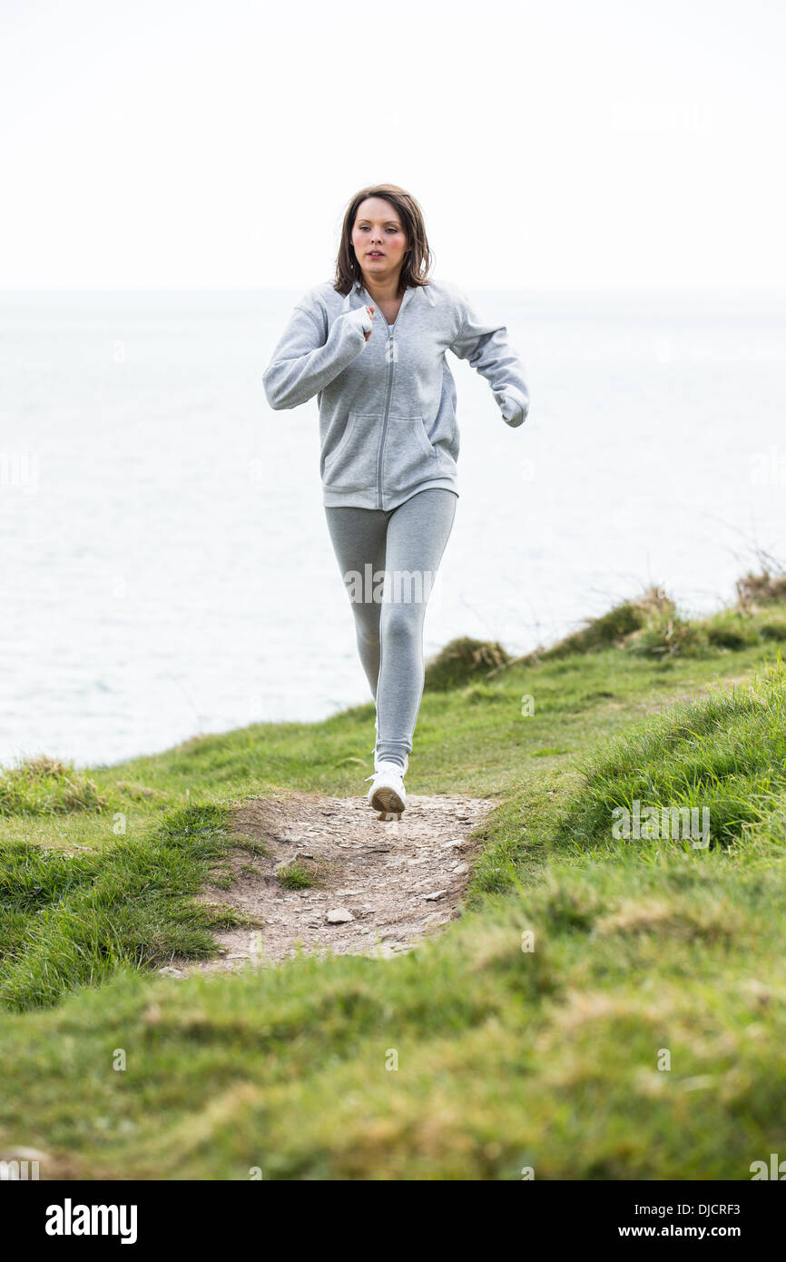 Jolie grande sportive jogging Banque D'Images