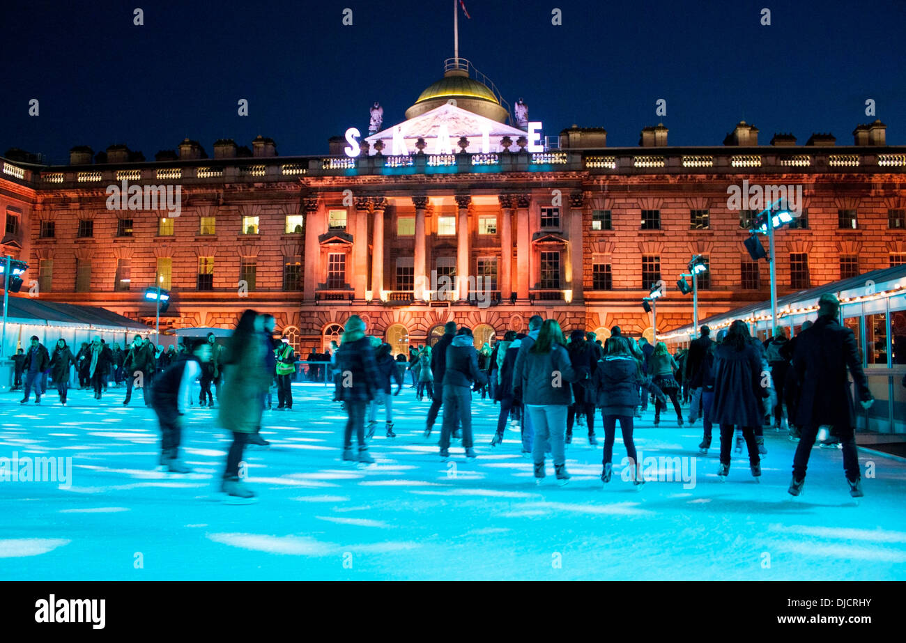 Somerset House patinoire avec les patineurs London England UK Banque D'Images