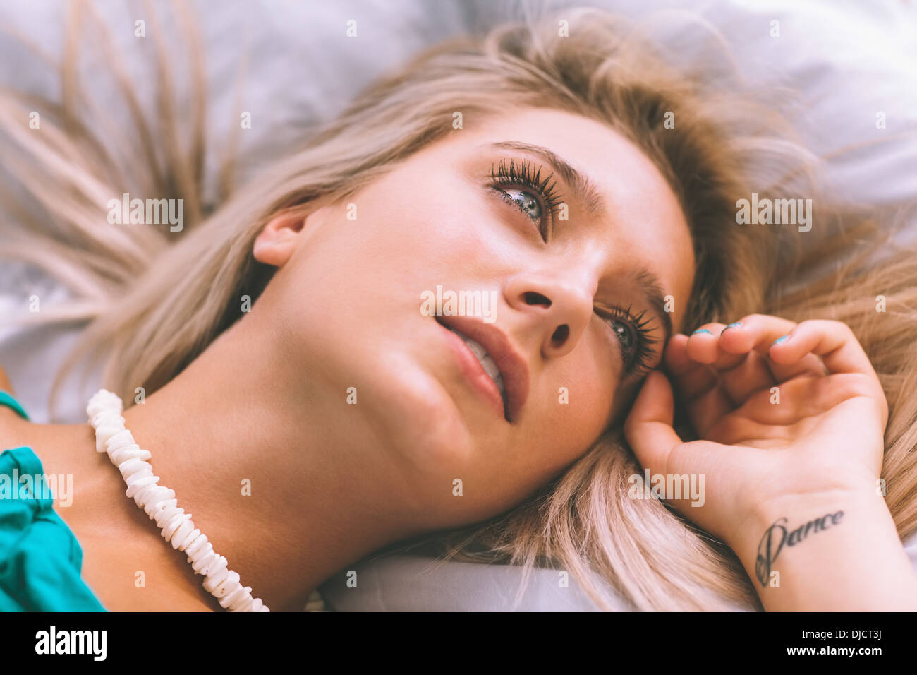 Calme superbe blonde lying on bed posing Banque D'Images