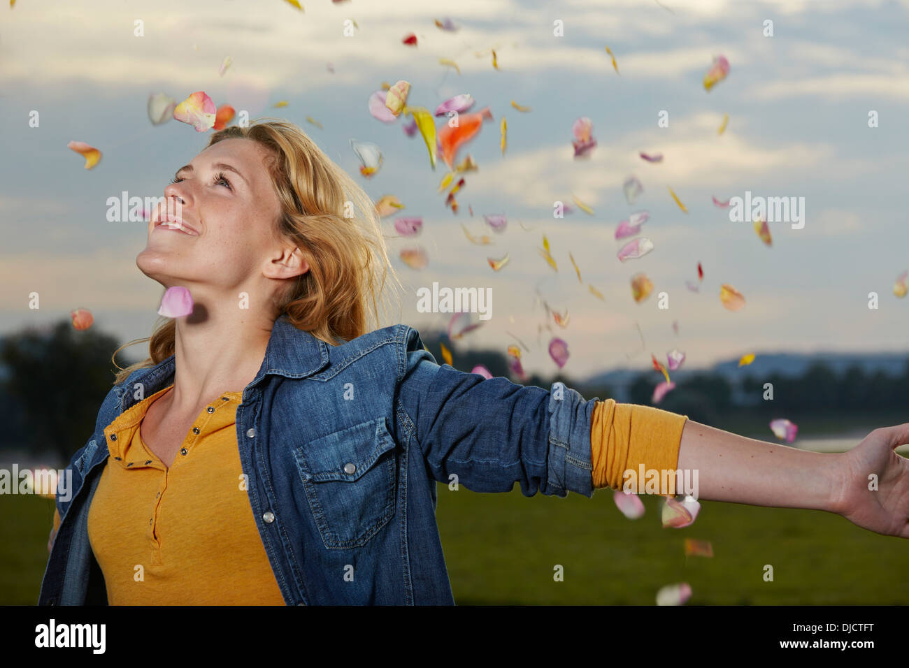 Allemagne, Düsseldorf, Düsseldorf, cGermany les jeunes, young woman throwing petals Banque D'Images
