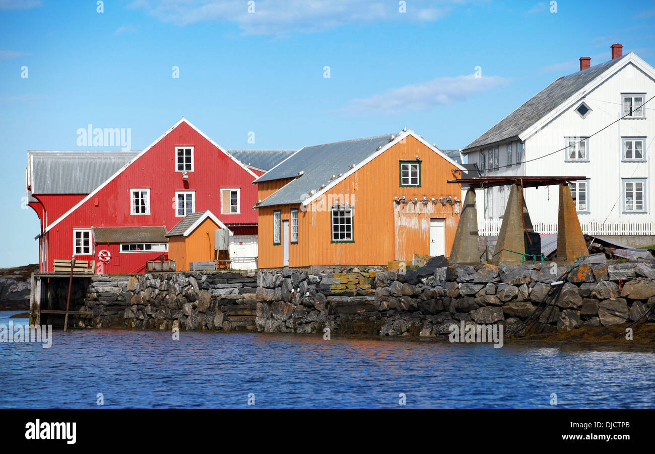 Village traditionnel norvégien avec des maisons en bois sur la côte rocheuse Banque D'Images