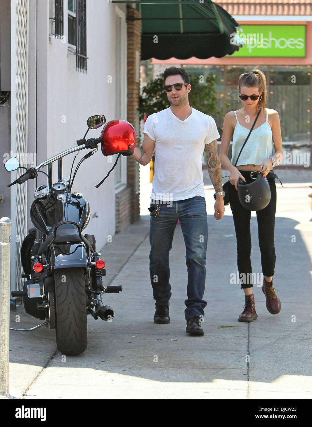 Adam Levine et petite amie Behati Prinsloo retourne à sa moto garée après  avoir déjeuner au café de graines de moutarde à Los Feliz. Los Angeles,  Californie - 07.08.12 Avec : Adam