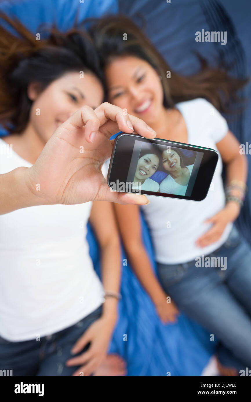 Cute brunette femmes prenant un self portrait Banque D'Images