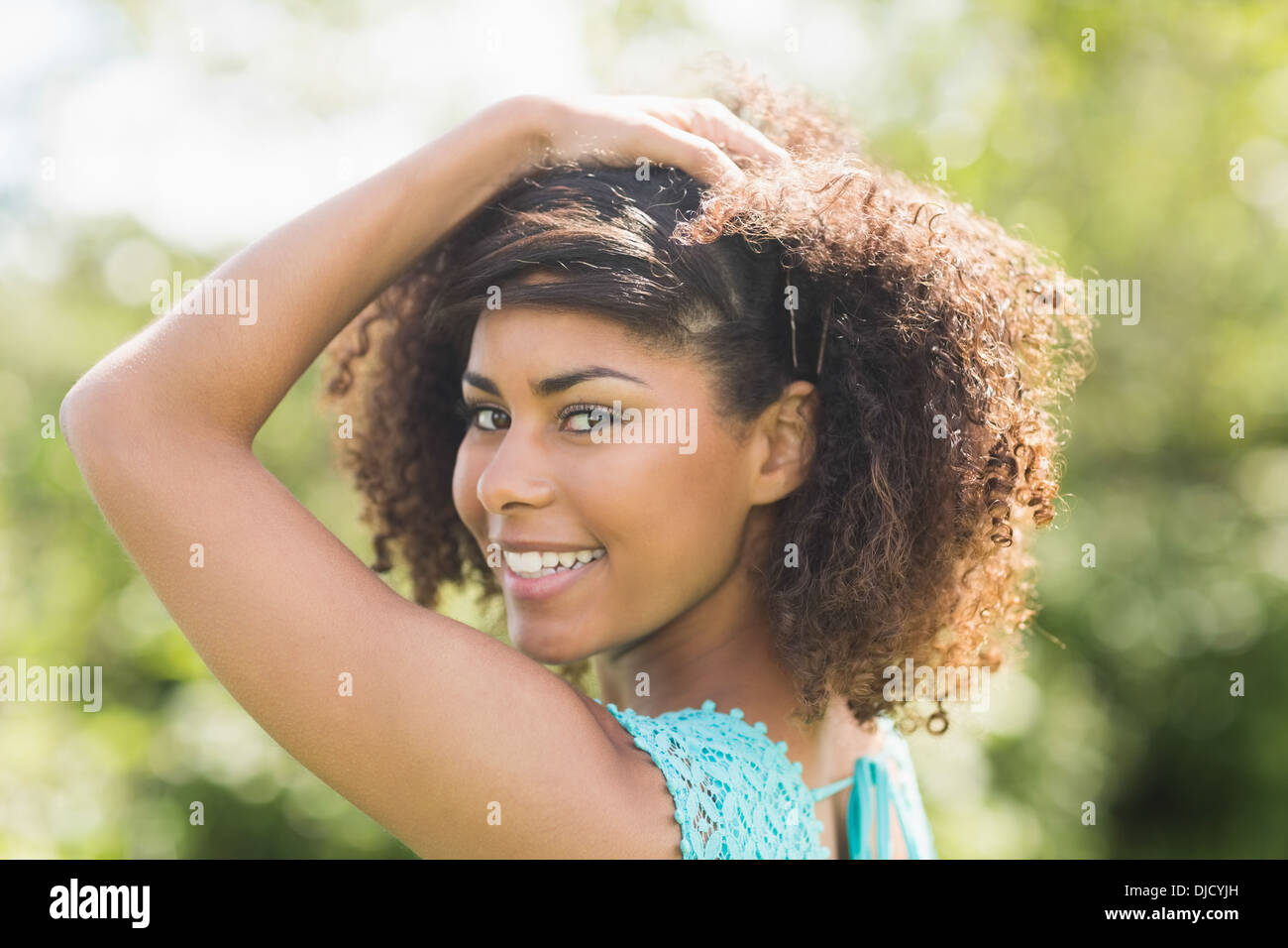Gorgeous cheerful brunette looking over Shoulder at camera Banque D'Images