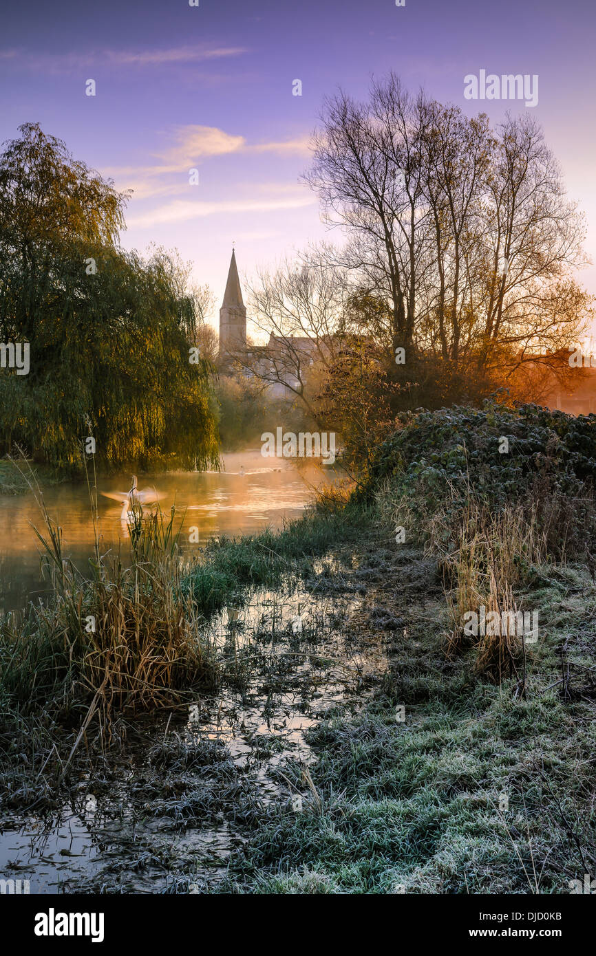 Malmesbury - La fin novembre l'aube sur la rivière. Banque D'Images