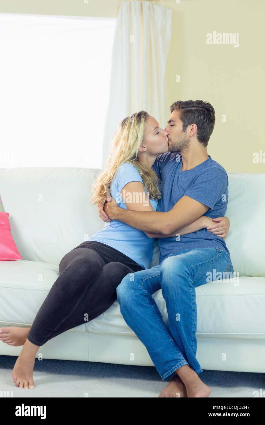 Sweet couple kissing on a couch Banque D'Images