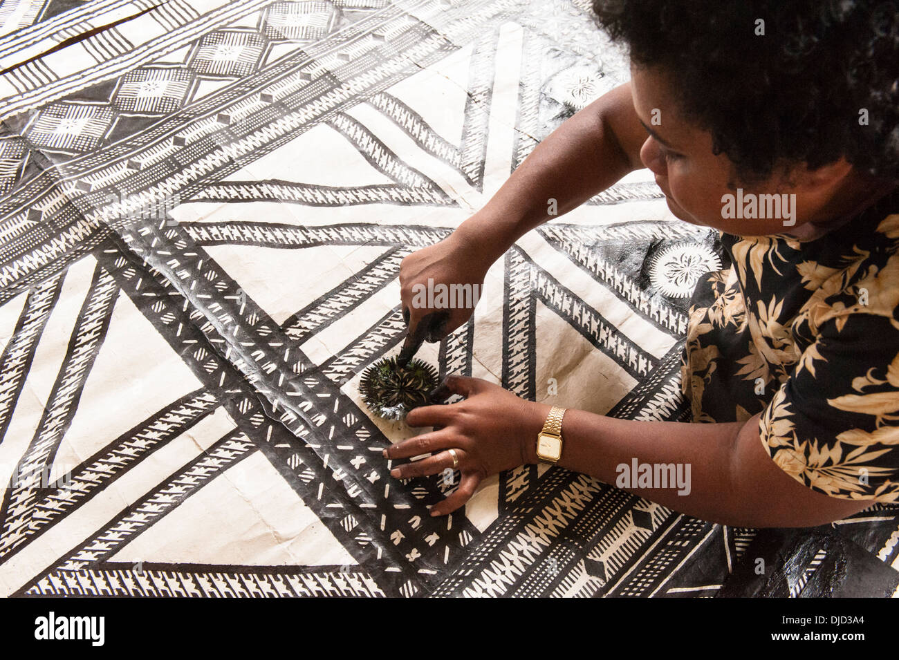 Impression sur Leba Cava pochoirs tissu d'écorce faite en battant le blanc intérieure de l'écorce du mûrier à papier bush. Namuka-I-Lau, à Fidji Banque D'Images