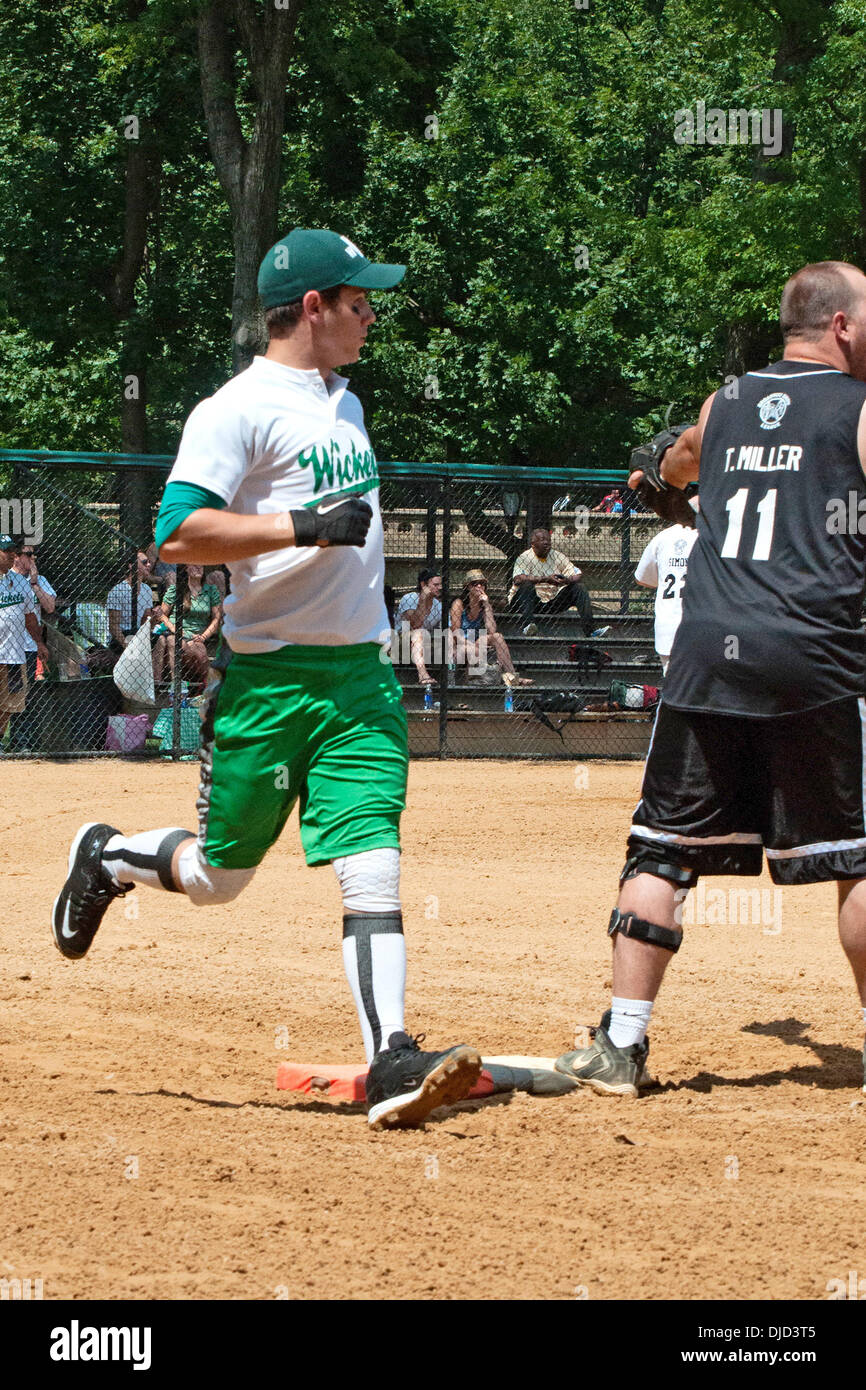 Nick Jonas jouant pour son spectacle à Broadway League équipe de balle-molle, 'World Wide Wickets', dans Central Park à New York City, USA - 16.08.12 Banque D'Images
