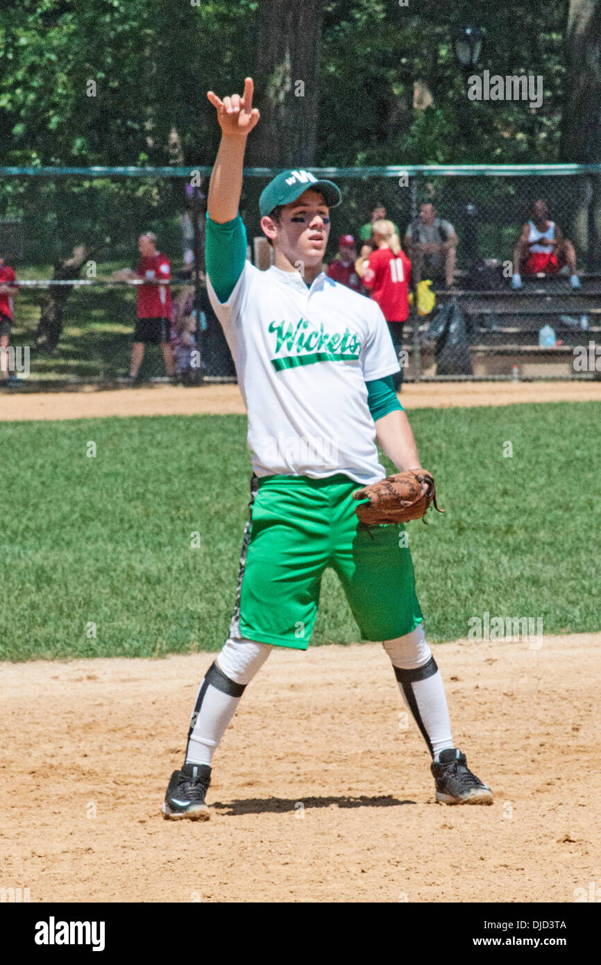 Nick Jonas jouant pour son spectacle à Broadway League équipe de balle-molle, 'World Wide Wickets', dans Central Park à New York City, USA - 16.08.12 Banque D'Images