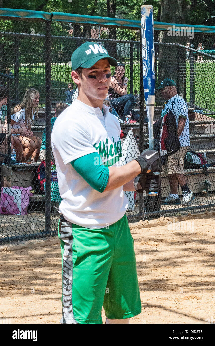 Nick Jonas jouant pour son spectacle à Broadway League équipe de balle-molle, 'World Wide Wickets', dans Central Park à New York City, USA - 16.08.12 Banque D'Images