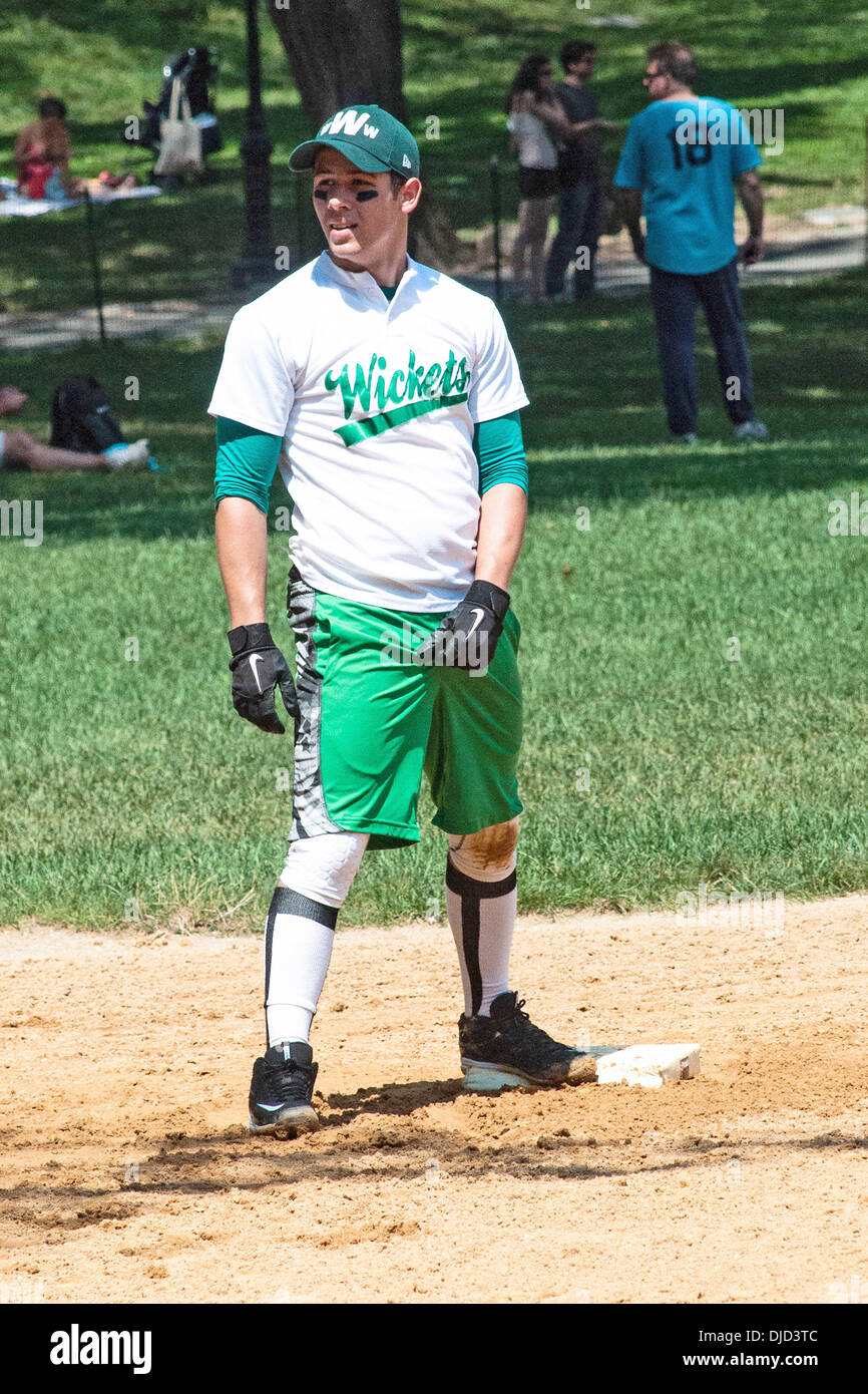 Nick Jonas jouant pour son spectacle à Broadway League équipe de balle-molle, 'World Wide Wickets', dans Central Park à New York City, USA - 16.08.12 Banque D'Images